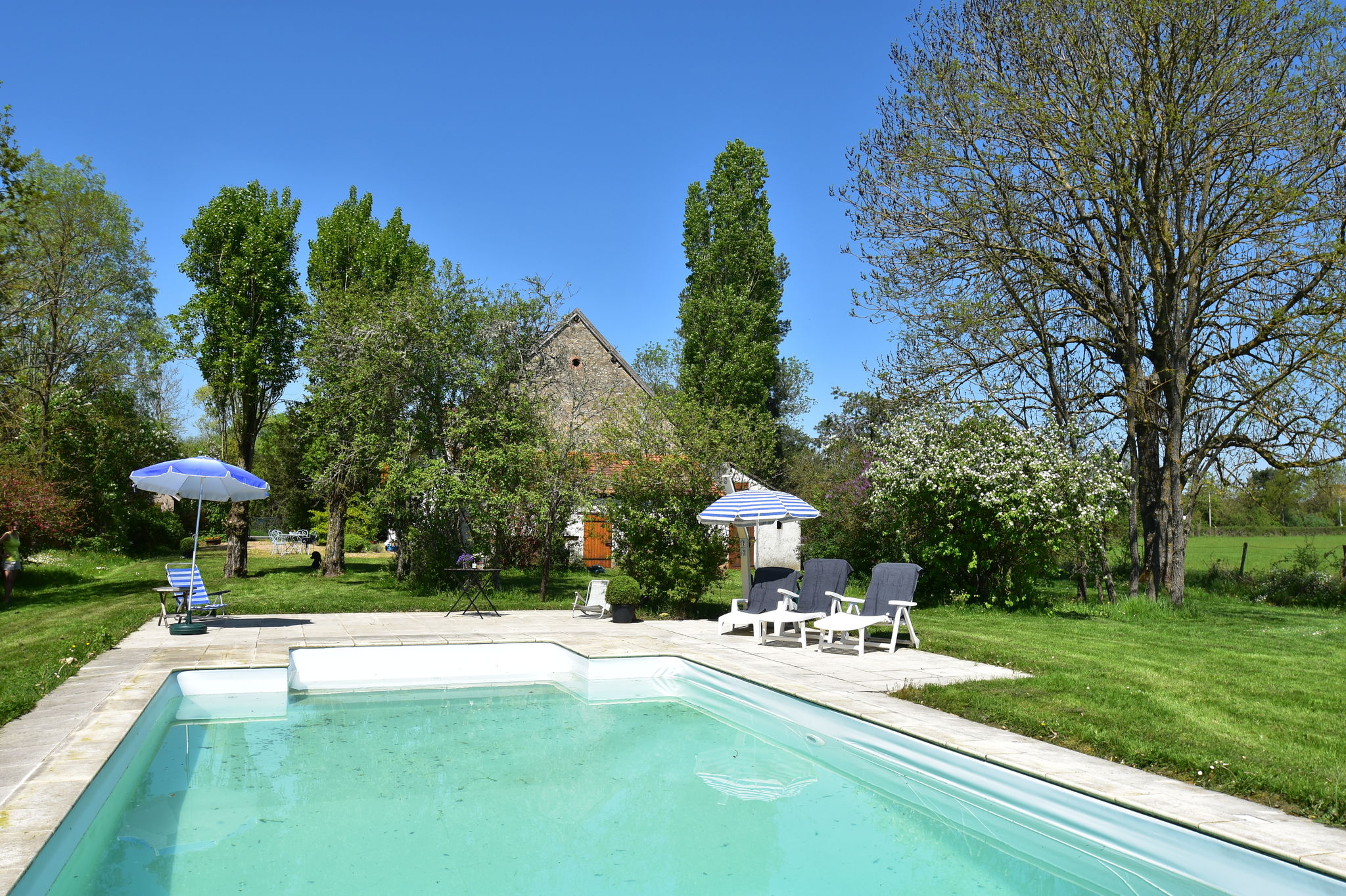 Authentieke en prachtige vakantievilla met groot zwembad in de Bourgogne