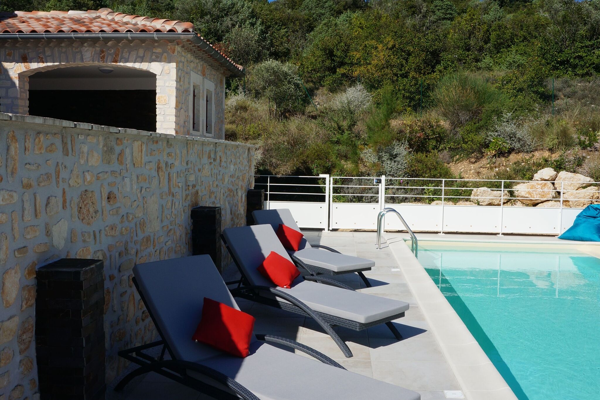 Prachtige villa in St. Ambroix met privézwembad en tuin