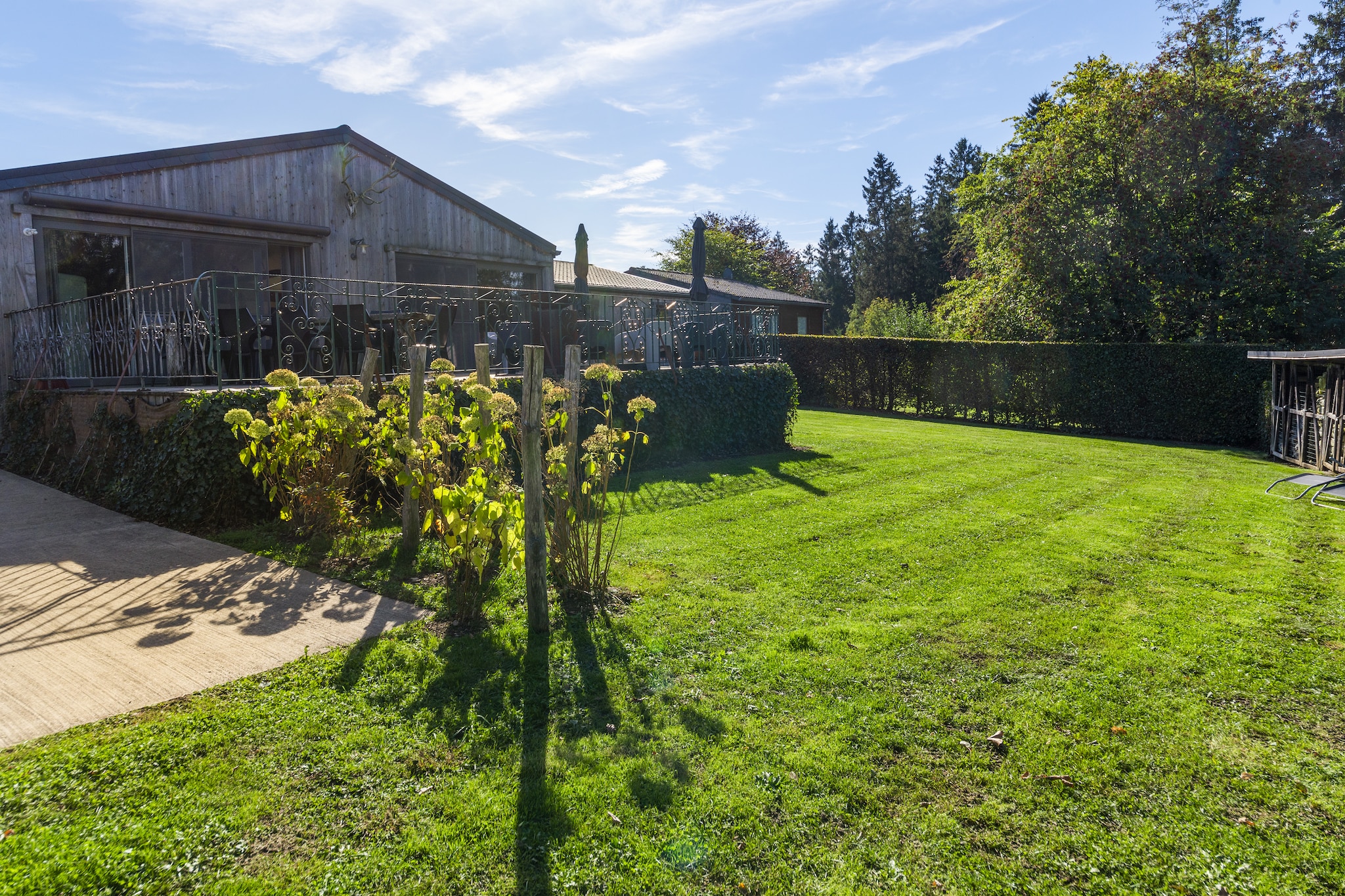 Chalet Bleu - Gardens in summer
