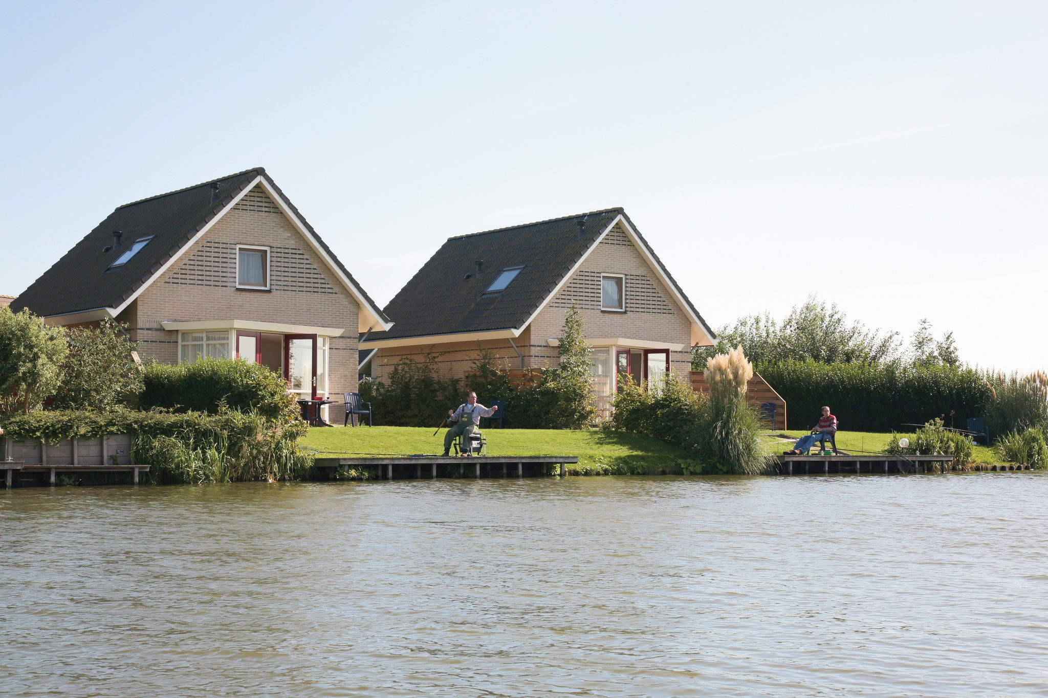 Maison avec jetée sur les eaux intérieures près d'IJsselmeer