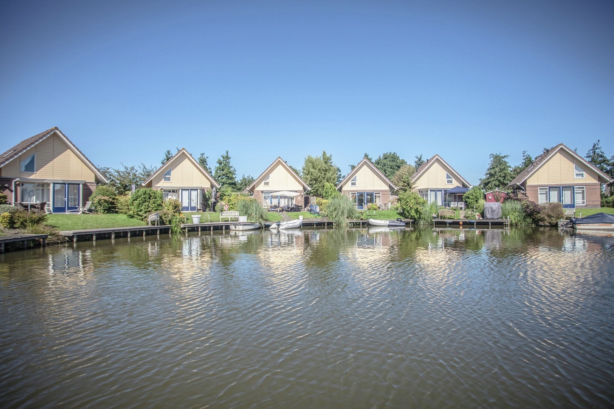 Mooi huis met steiger aan binnenwater en vlakbij IJsselmeer