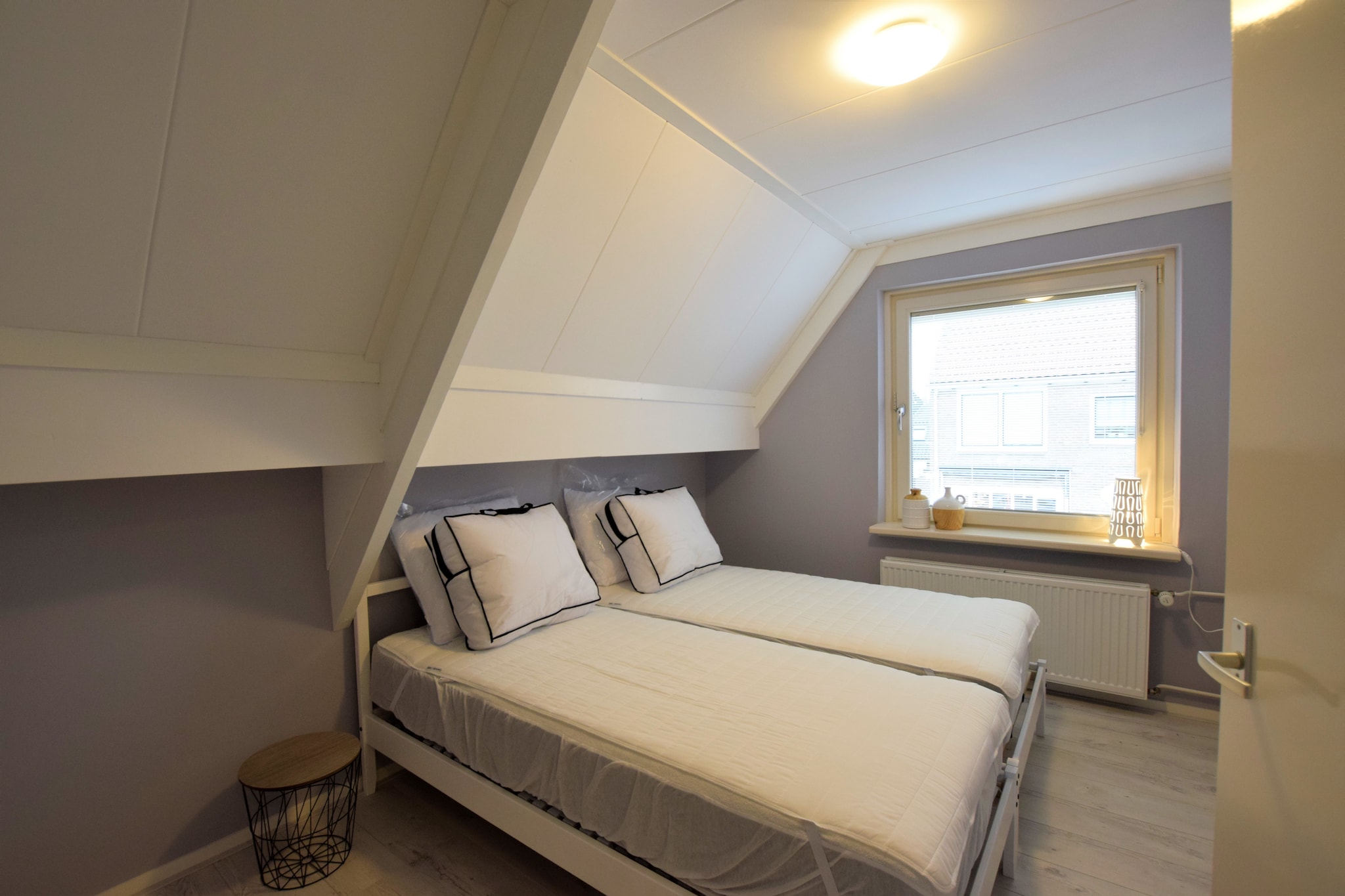 Ground floor: (Kitchen(electric kettle, cooker, coffee machine, oven, fridge, washing machine), Living/diningroom(TV(international television channels), dining table, seating area), toilet)\n\nOn the 1st floor: (bedroom(single bed(duvet), single bed(duvet)), bedroom(single bed(duvet), single bed(duvet)), bedroom(double bed(two single duvets)), bathroom(bath tub, shower, washbasin, toilet))\n\nbathtub or shower, washing machine, garden doors, garden(fenced), bicycle storage, garden furniture, children\'s bed, high chair