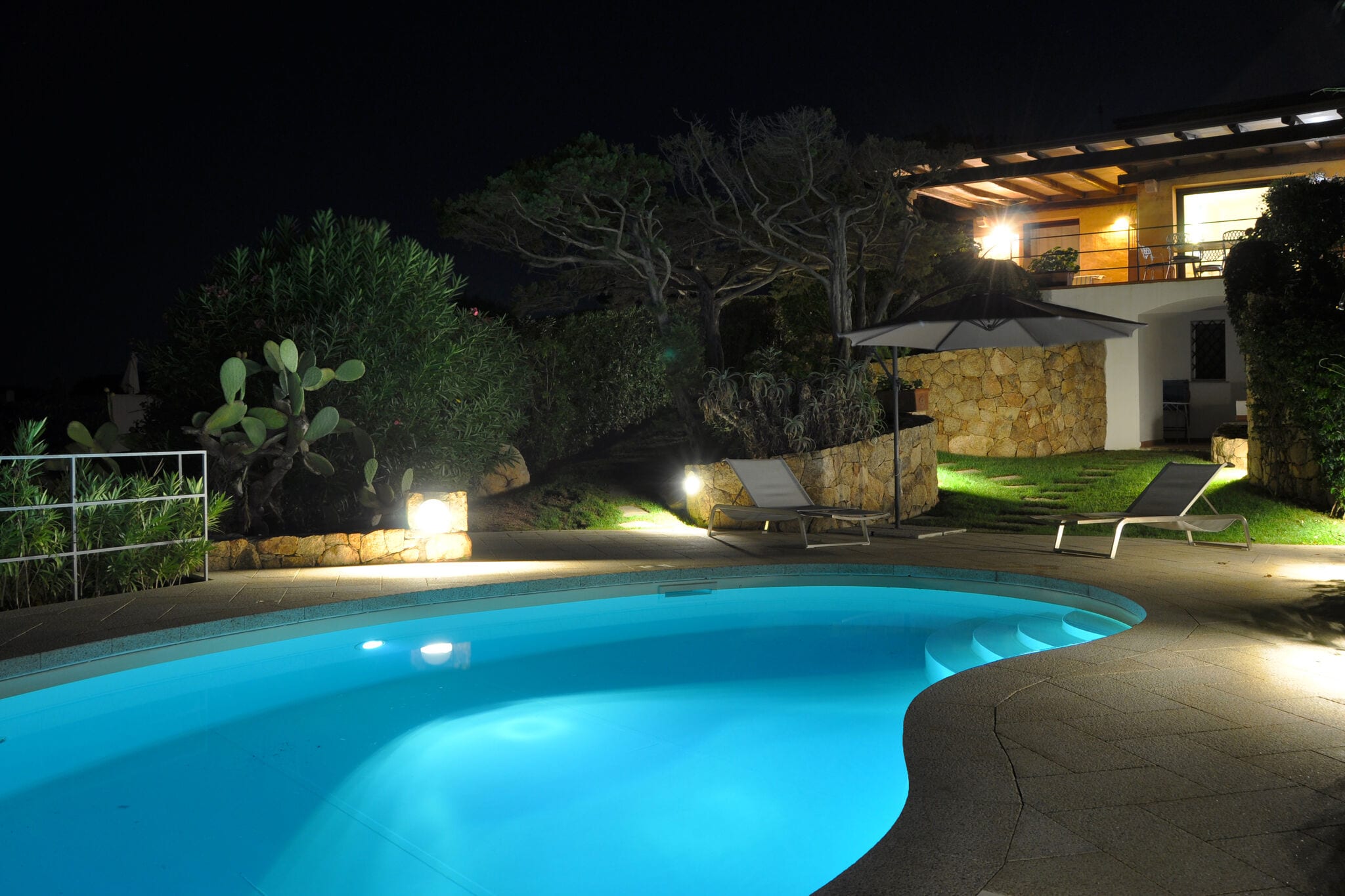 Die Villa mit Schwimmbad und Blick auf das kristallklare Wasser der Costa Smeralda