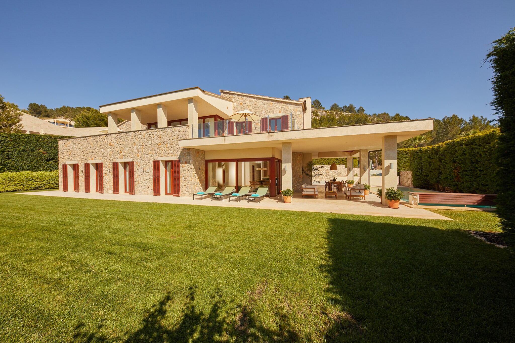 This is a 4-bedroom mansion located directly on the Canyamel Golf Course in Capdepera. Featuring a private swimming pool and an outdoor shower, the mansion is perfect for families or groups of 7.
Capdepera is located on Mallorca's northeast coast and well-known for Castell de Capdepera, a 14th-century medieval fortress. You can enjoy the sandy beach in Canyamel at 2 km and the nightlife in Cala Ratjada at 7.5 km. Exploring the old town of Arta, 8.7 km away, is a must while staying here.
The mansion offers a comfortable stay with airconditioned rooms. There are several balconies and terraces around the mansion to enjoy the surrounding views. You can enjoy meals on the roofed terrace and linger in the sun-beds by the pool. Children can romp and play in the fenced garden. A garage is available here.
The nearest airport is in Palma de Mallorca at 80 km.