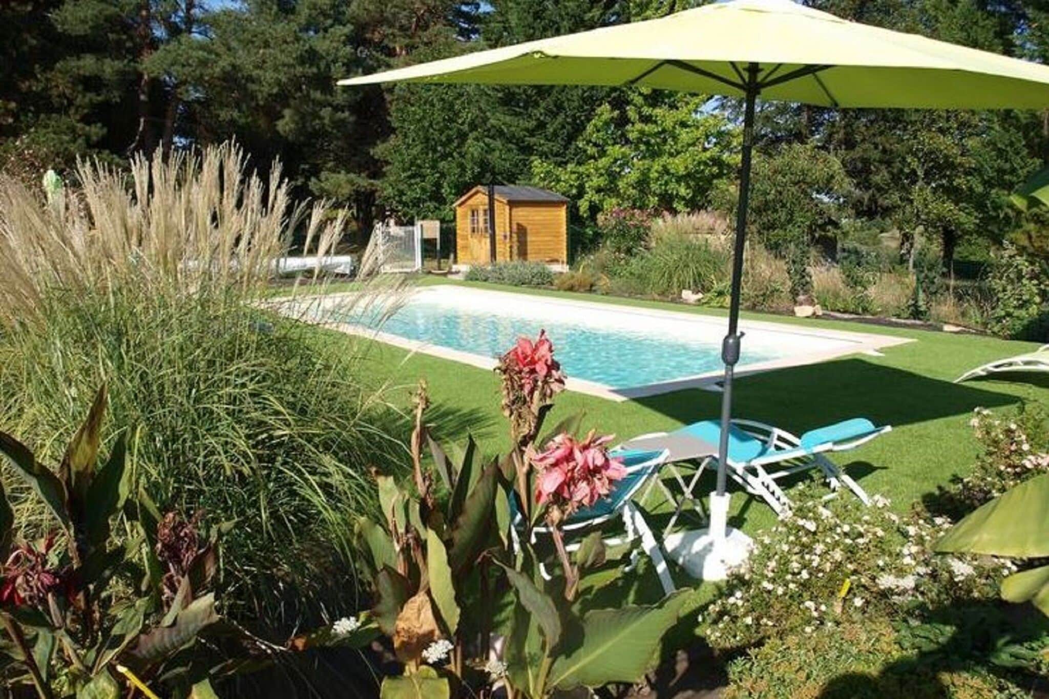Drie mooie gites midden in de natuur, met privé zwembad en grote tuin.