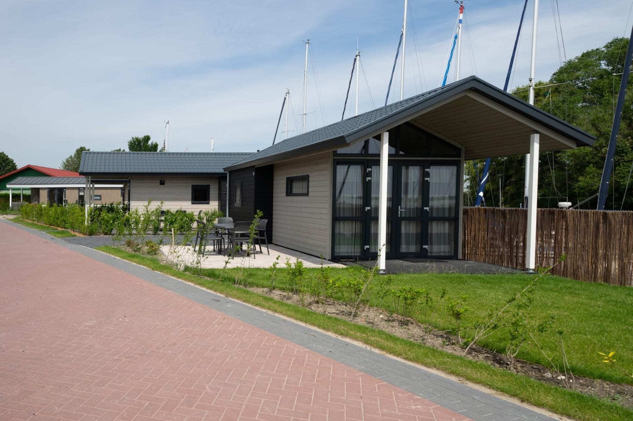 Compact, modern lodge nearby the Markermeer