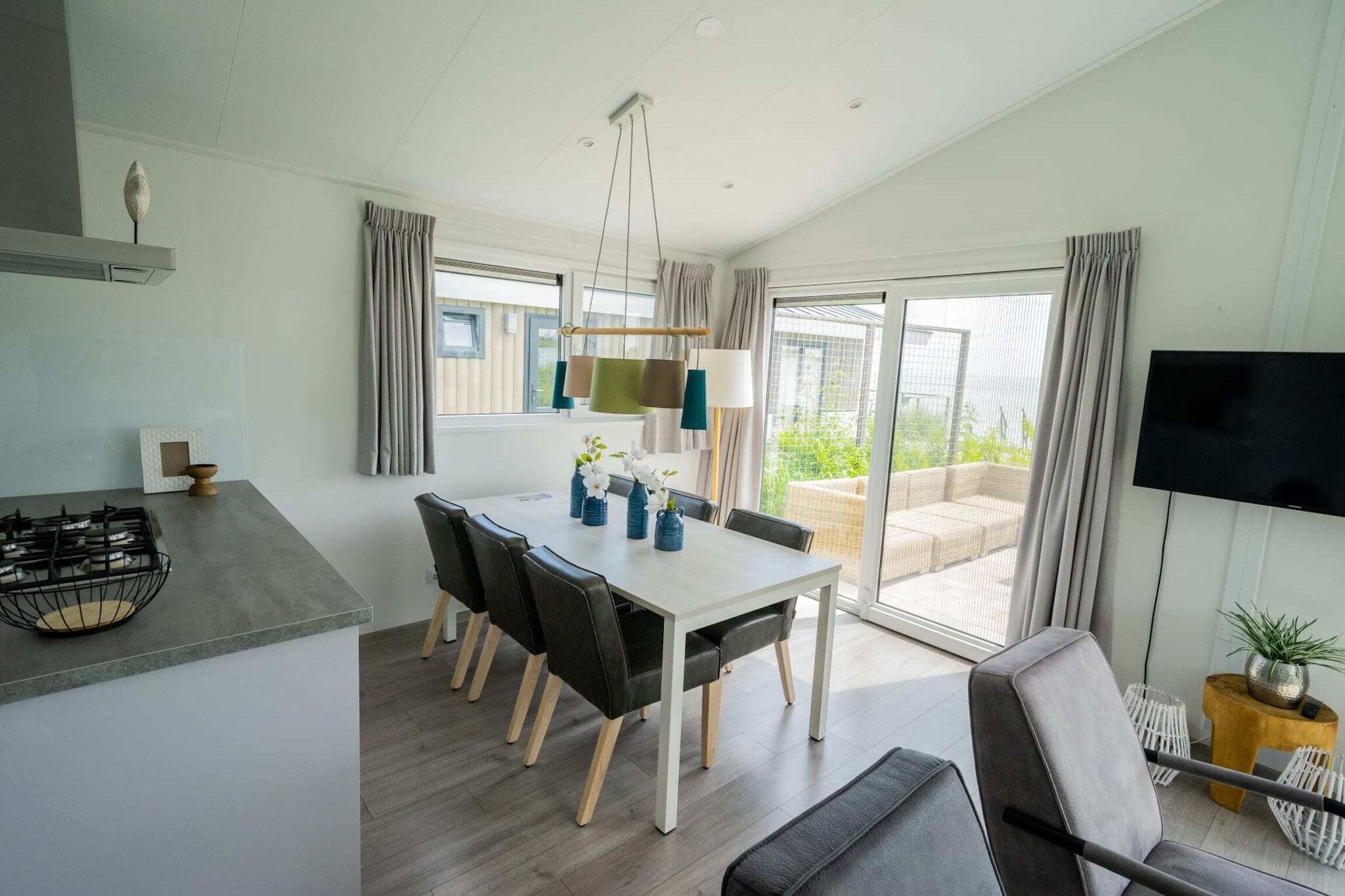 Modern chalet on the water of the Markermeer