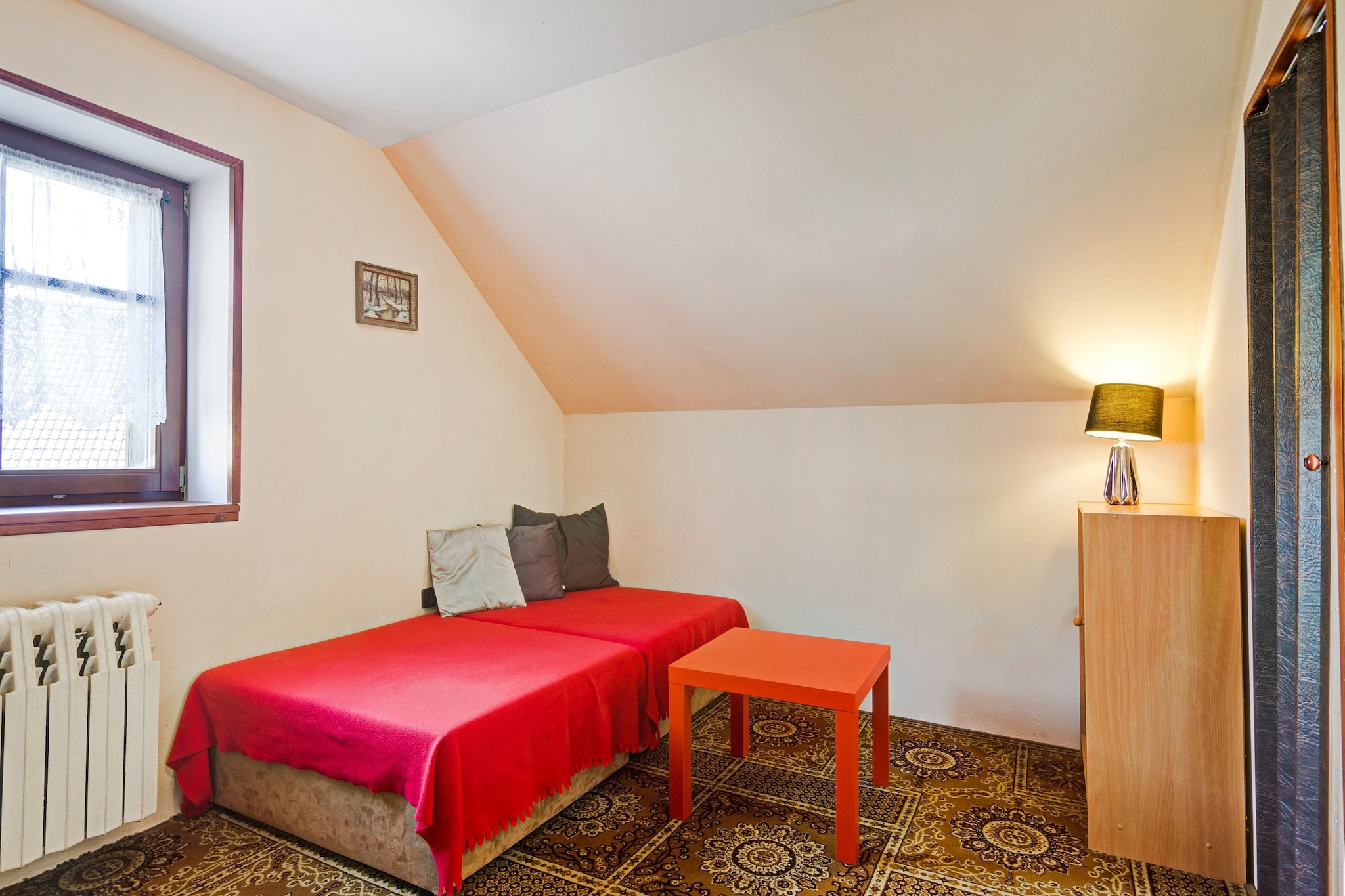 Ground floor: (Entrance, Living room(TV(satellite), dining table(8 persons), seating area), Kitchen(dining table(4 persons), electric kettle, cooker(2 ring stoves), coffee machine, microwave, fridge-freezer), toilet(washbasin, toilet), Landing)\n\nOn the 1st floor: (bedroom(single sofa bed, double bed), bedroom(2x single sofa bed, double bed), bedroom(double bed), Bedroom with bathroom(2x single sofa bed, double bed, shower, washbasin, toilet), bathroom(shower, washbasin), toilet(washbasin, 2x toilet), Landing)\n\nheating(central), terrace(private, roofed), garden(private, fenced), garden furniture(8 persons), BBQ, parking, trampoline(private)