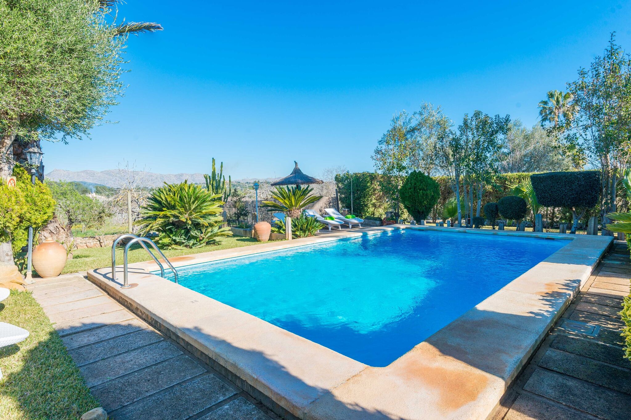 Villa met privé zwembad, ligbedden, mediterrane tuin en diverse terrassen