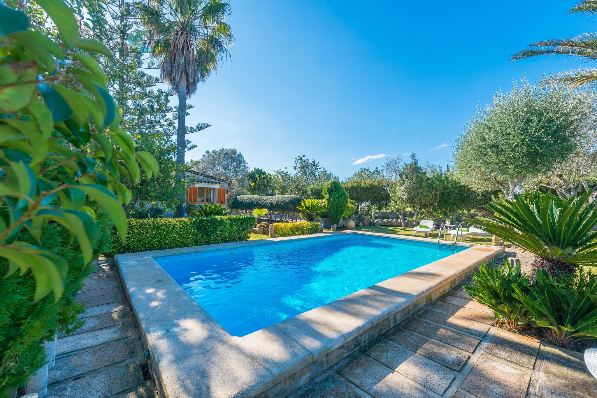 Villa met privé zwembad, ligbedden, mediterrane tuin en diverse terrassen