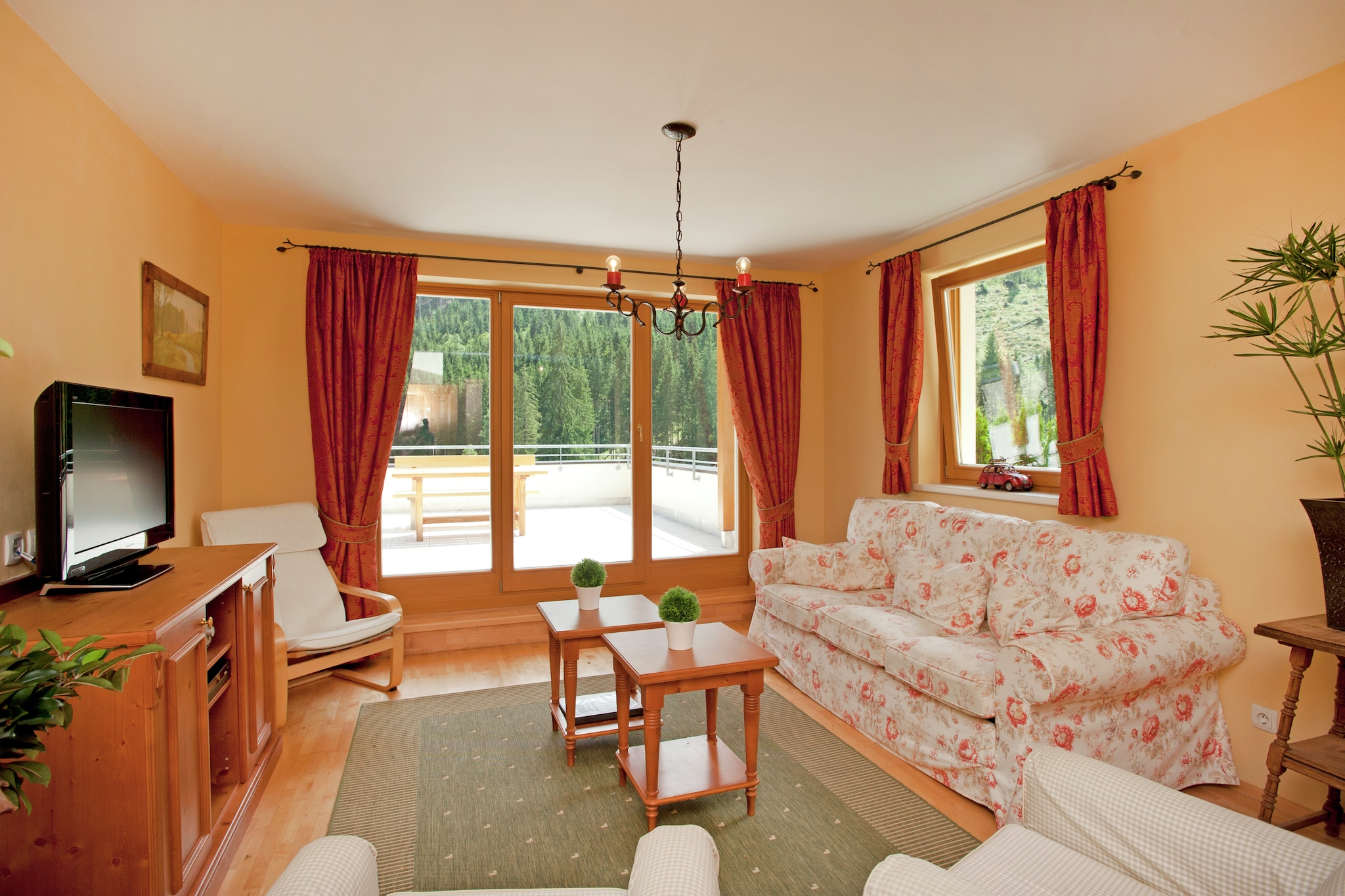 This cozy chalet apartment accommodates up to 10 guests and combines Alpine charm with modern comfort. Located on the sunny side of Glemmtal, just behind Saalbach-Hinterglemm center, it offers stunning mountain views and easy access to the Skicircus Saalbach-Hinterglemm-Leogang-Fieberbrunn ski area.
The apartment, part of a small complex of three connected chalets, has a spacious living area with sofa bed, open fully equipped kitchen, three bedrooms (one with two bunk beds), two bathrooms, and a private sauna. Two reserved garage spaces are included. Shared amenities include a ski storage room with boot warmers and two EV charging stations.
Beginners’ slopes are only 300 meters away, with a free ski bus connecting to 270 km of pistes. In summer, the area offers hiking, mountain biking, and the downhill World Cup track in Leogang. Families can enjoy the Käpt’n Hook adventure pool in Saalbach or visit Lake Zell, just 20 minutes away. Nearby towns provide shops, restaurants, and local attractions, making this chalet a perfect year-round retreat for adventure, relaxation, and spectacular Alpine views.