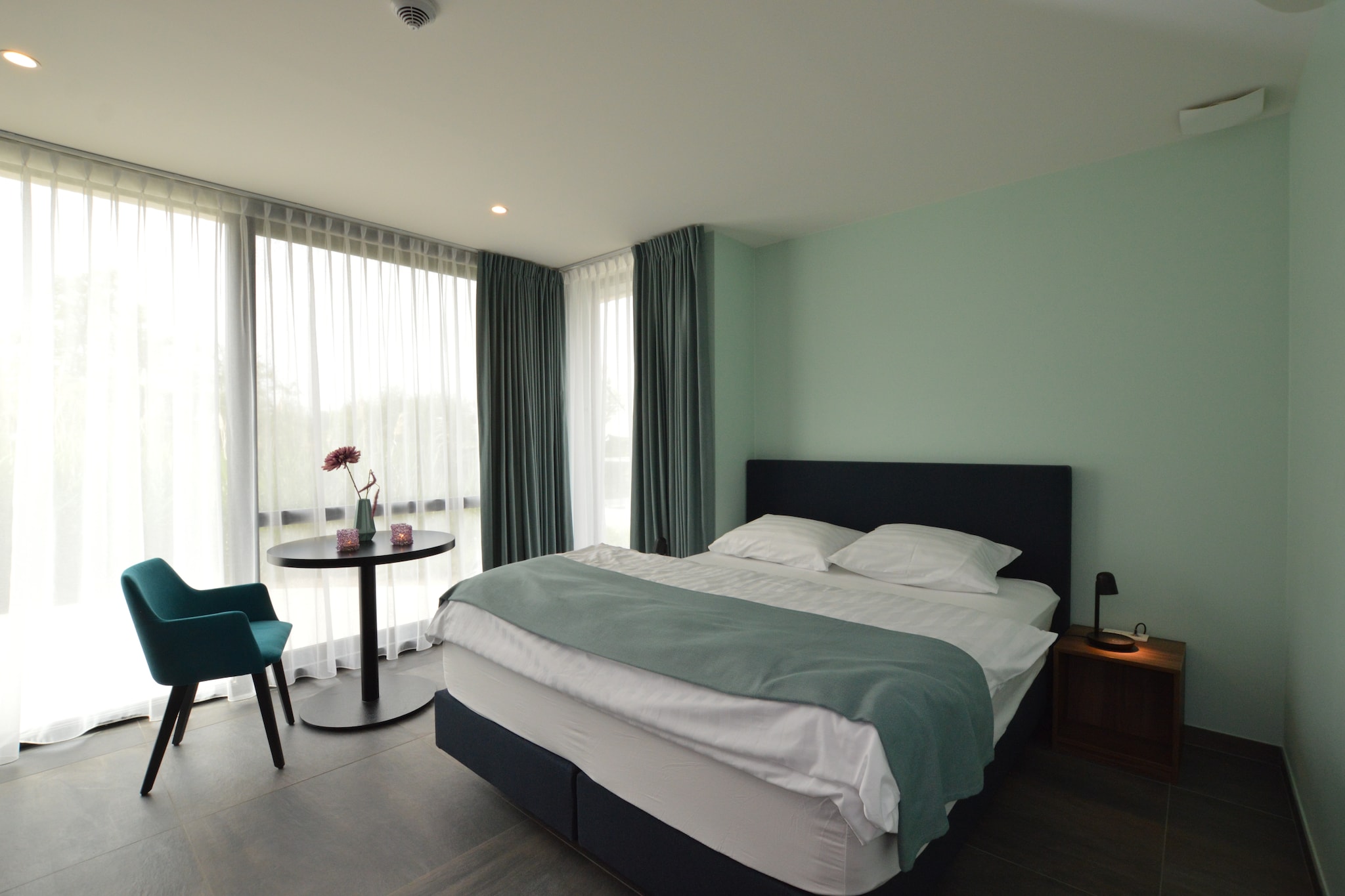 Ground floor: (hallway, hallway, open kitchen(hob(4 ring stoves, electric), coffee machine, oven, microwave, dishwasher, fridge, fridge-freezer), Living/diningroom(TV(digital), gas fireplace), Bedroom with bathroom(single sofa bed, bunk bed, TV, shower, washbasin), Bedroom with bathroom(single sofa bed, double bed, TV(digital), shower, washbasin), Bedroom with bathroom(single sofa bed, double bed, TV(digital), shower, washbasin), toilet, air conditioning)\n\ntumble dryer, washing machine, terrace, garden, garden furniture, parking, pond