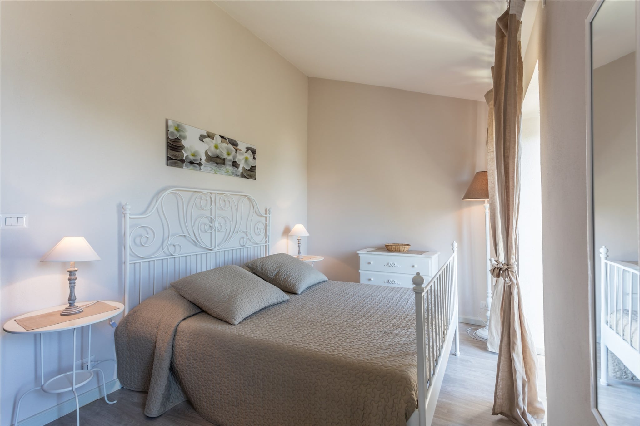 Ground floor: (Large kitchen(single sofa bed), terrace)\n\nOn the 1st floor: (bedroom(double bed), bedroom(2x single bed), bathroom(shower, washbasin, toilet, bidet), balcony)\n\nair conditioning, garden(private), garden furniture, BBQ, parking, tennis court, boules court, table tennis table