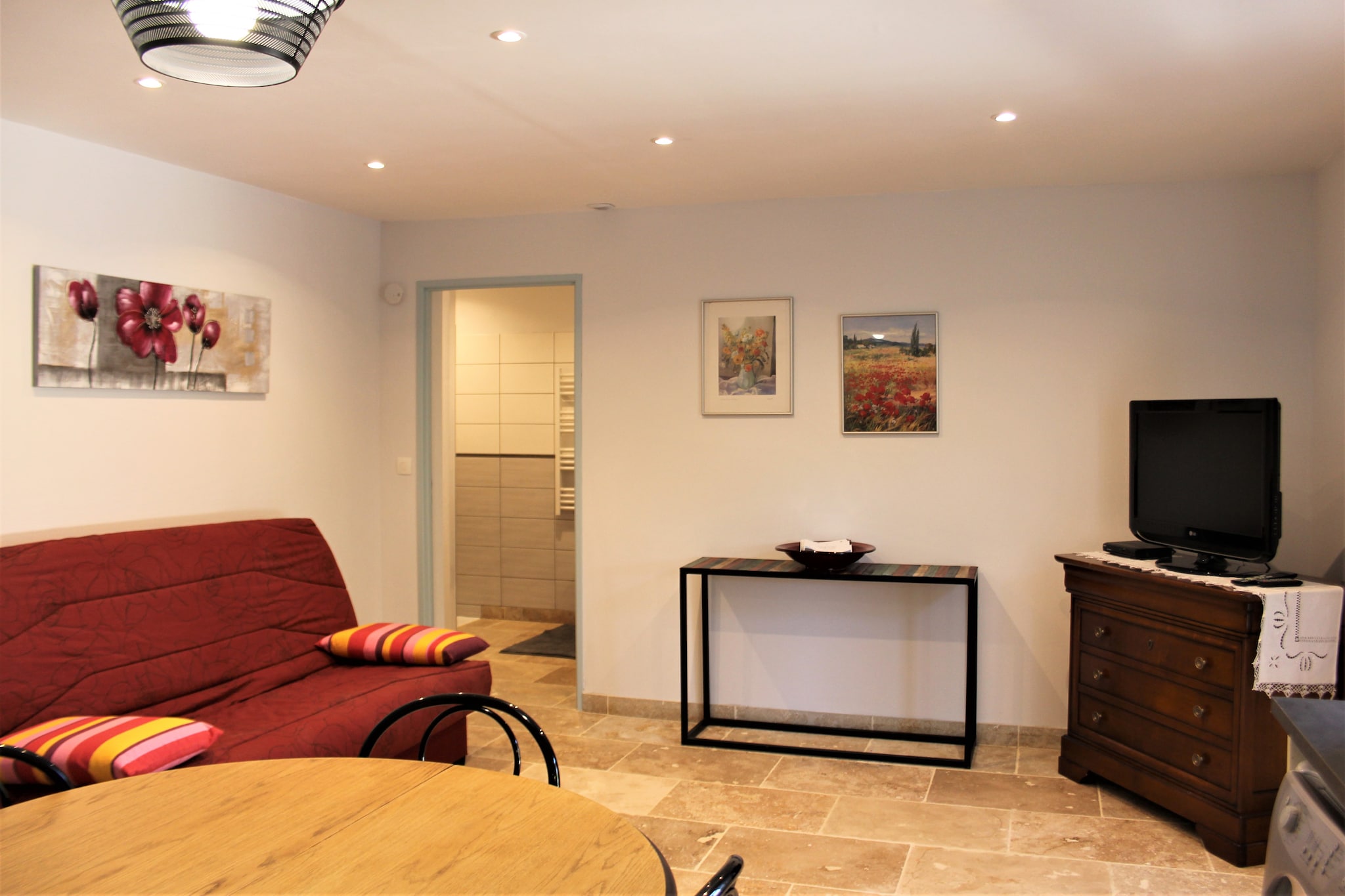 Ground floor: (open kitchen(electric kettle, toaster, cooker(4 ring stoves, electric), hood, coffee machine(filter), espresso machine, oven, microwave, dishwasher, fridge-freezer, washing machine), Living/diningroom(double sofa bed, TV(flatscreen), dining table, seating area), bedroom(double bed(160 x 200 cm)), bathroom(shower, washbasin, toilet))\n\nbaby bath, camping cot, terrace(private, 20 m2), garden(shared with the owner , illuminated, 2000 m2), garden furniture, sun loungers, BBQ(electric), parking, parasol, swimming pool(shared with the owner , cover,  9 x  4 m.), high chair