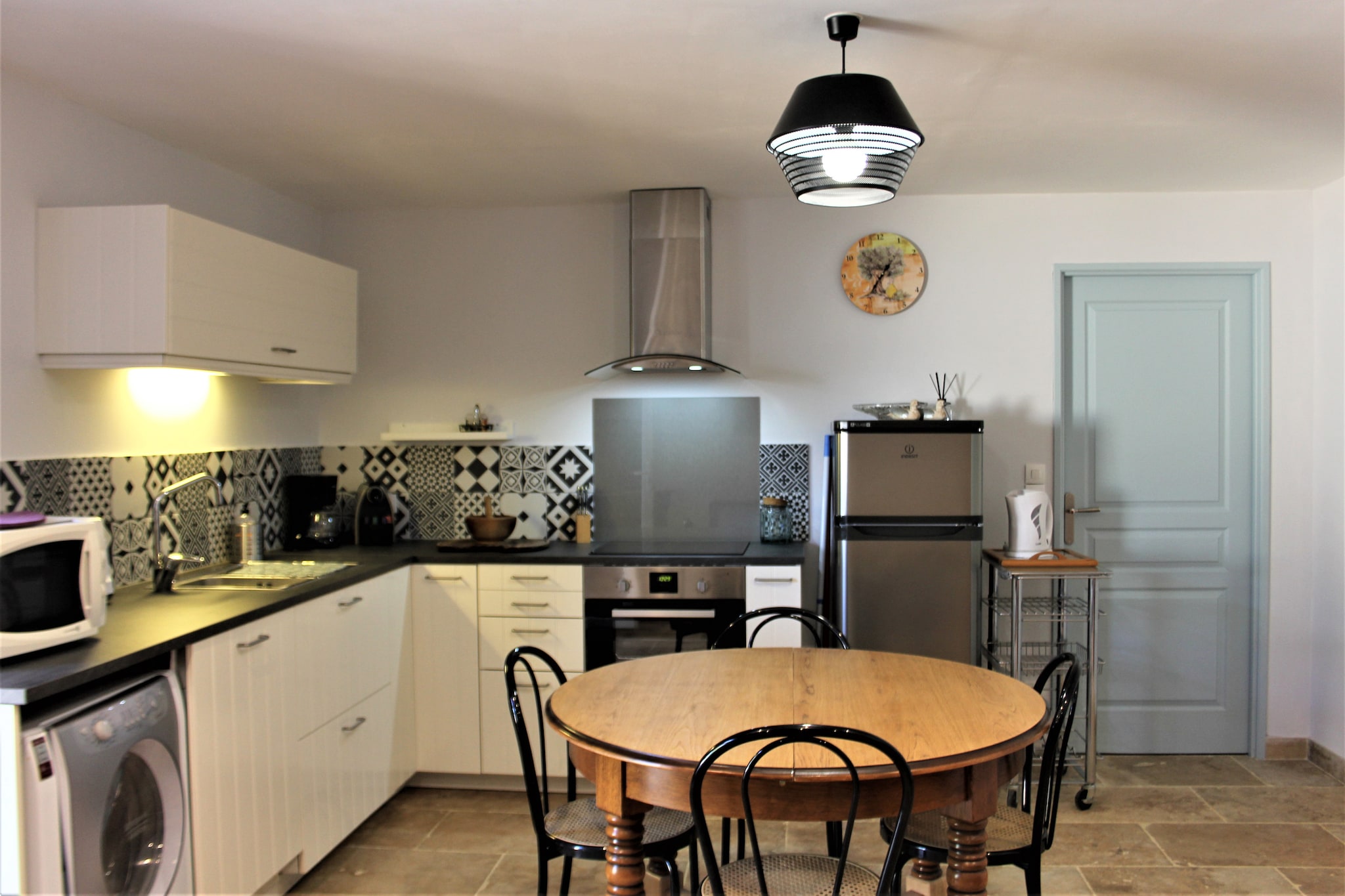 Modern gÃ®te with pool on large property of owner, 1 km from ProvenÃ§al village