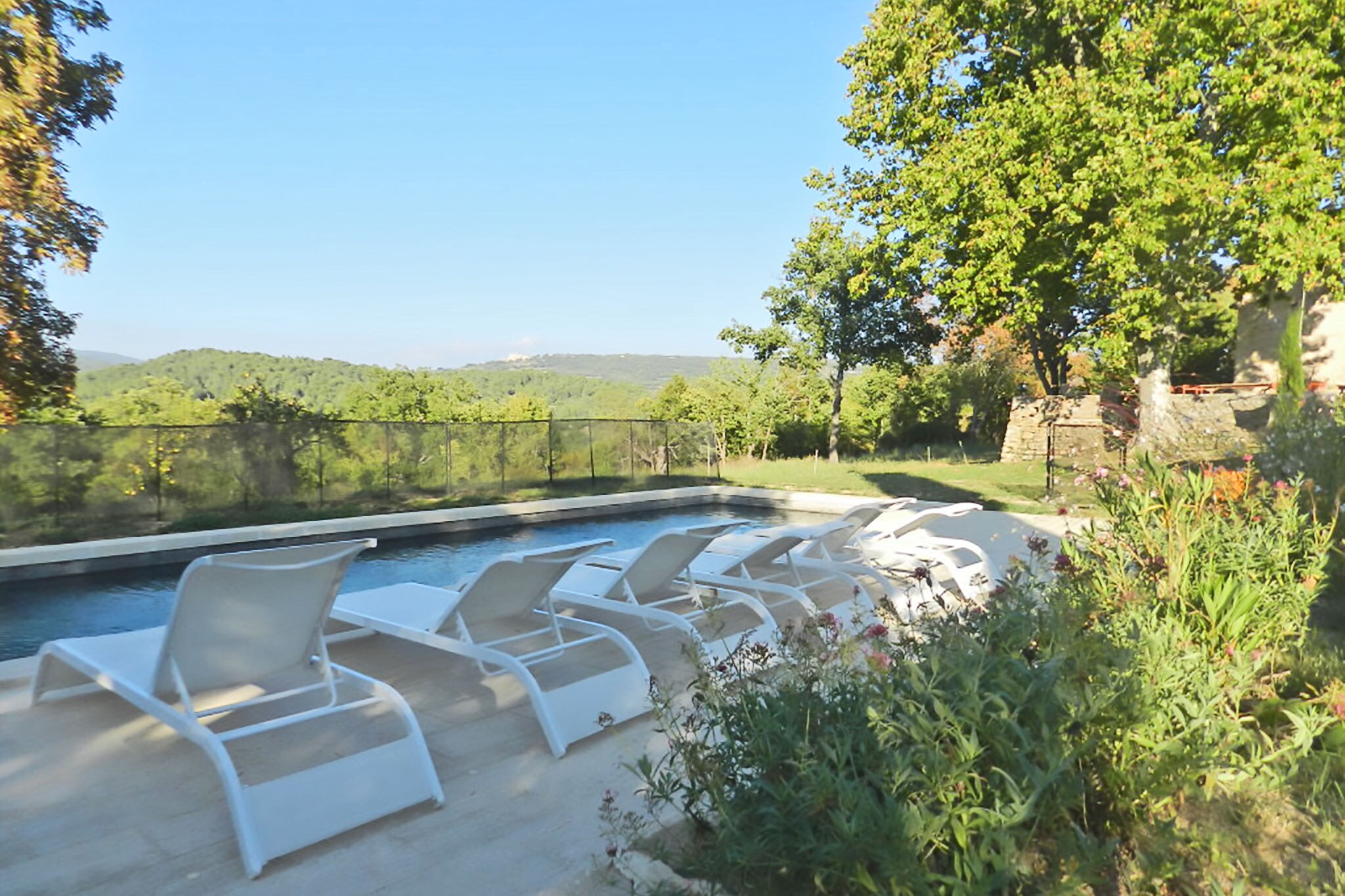 Gehobene Villa in der Provence mit Terrasse und Garten