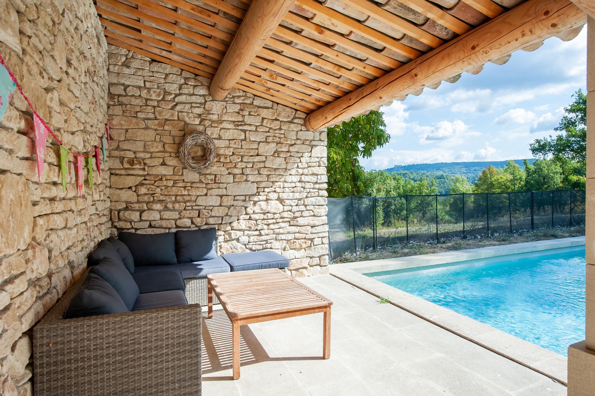 Nice holiday home in the Lubéron with private pool and views