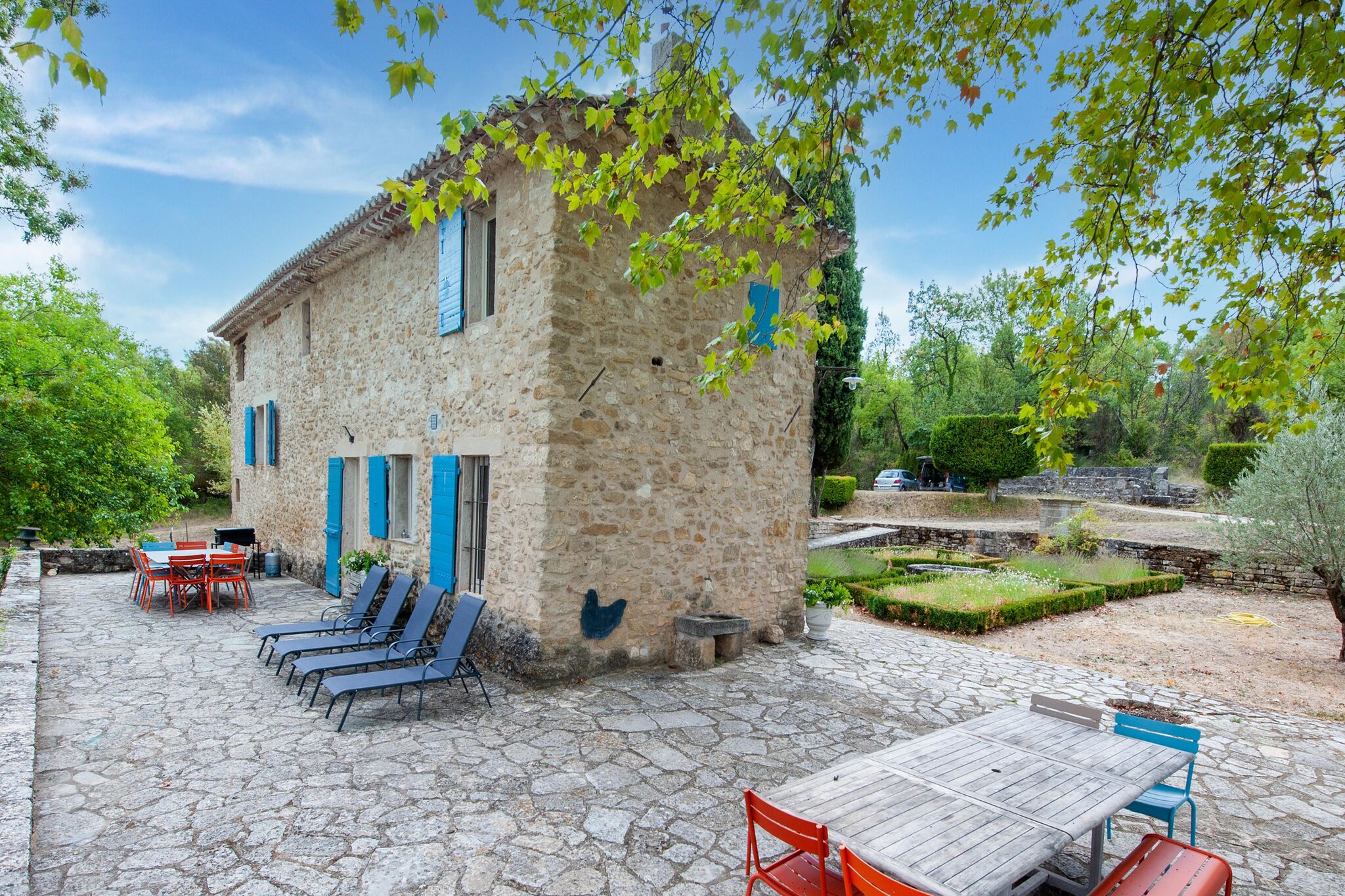 Nice holiday home in the Lubéron with private pool and views