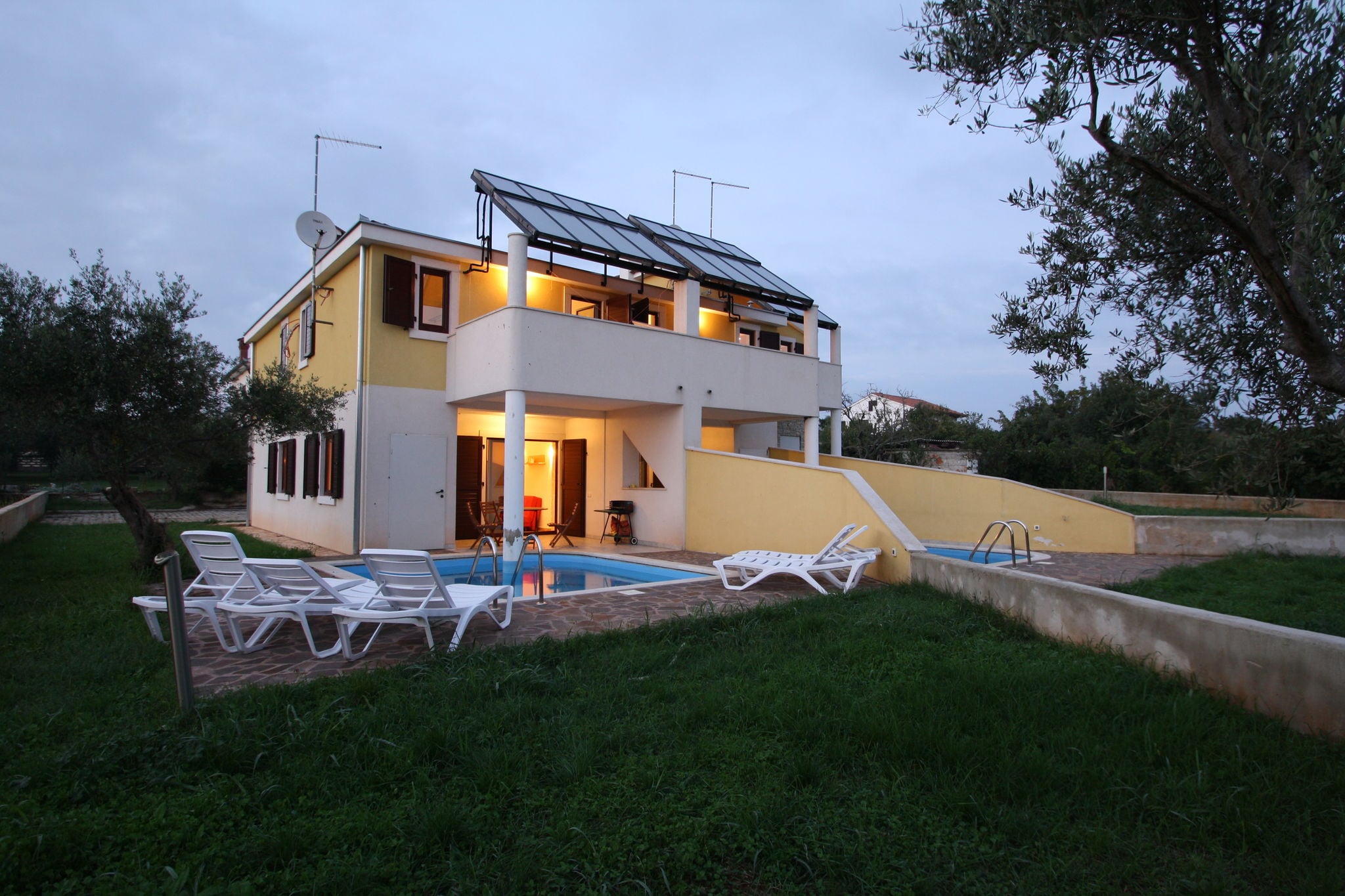 Comfortabel vakantiehuis in Novigrad met privézwembad