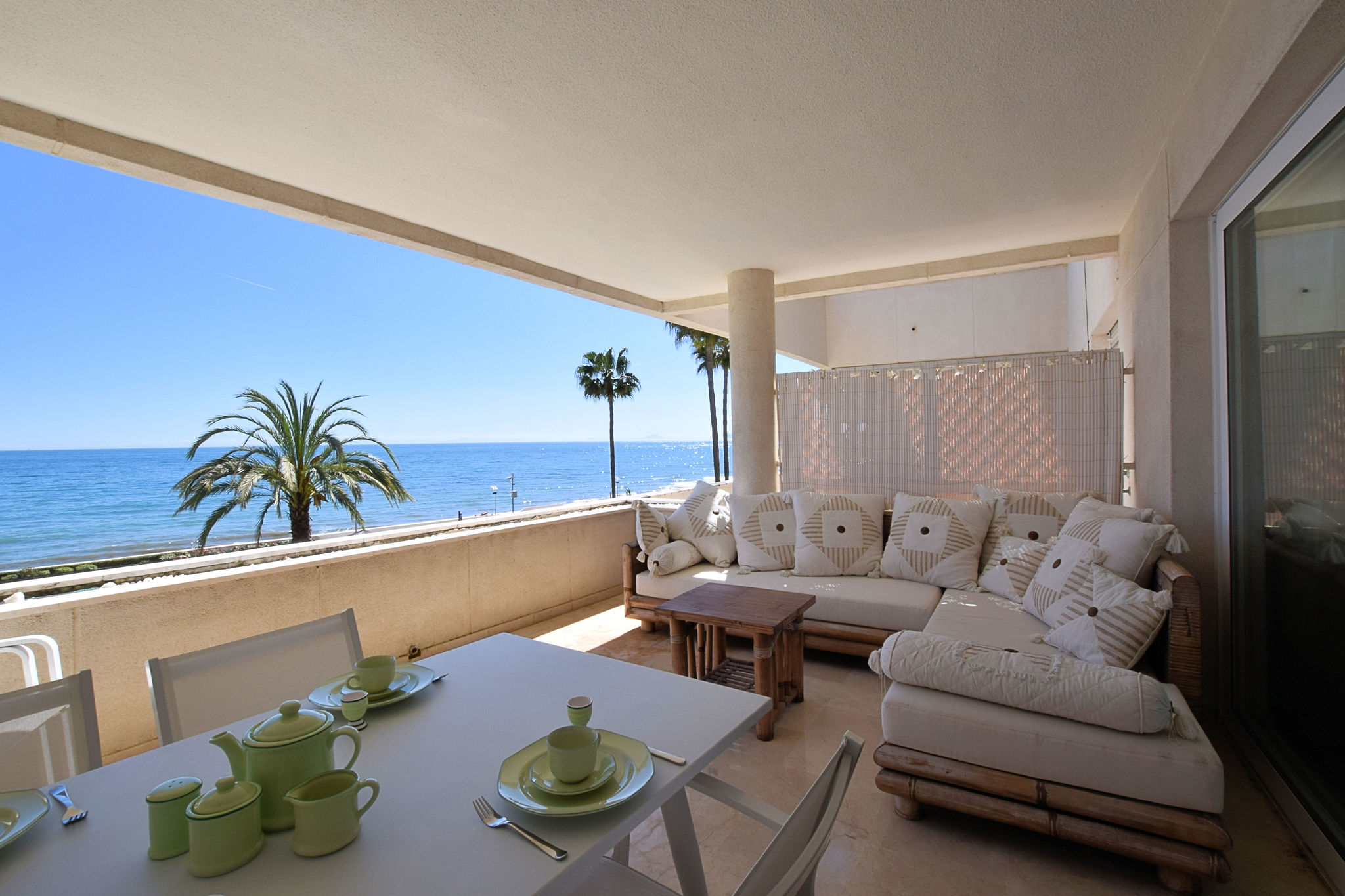 Mooi appartement aan zee met ruim terras vlakbij Estepona