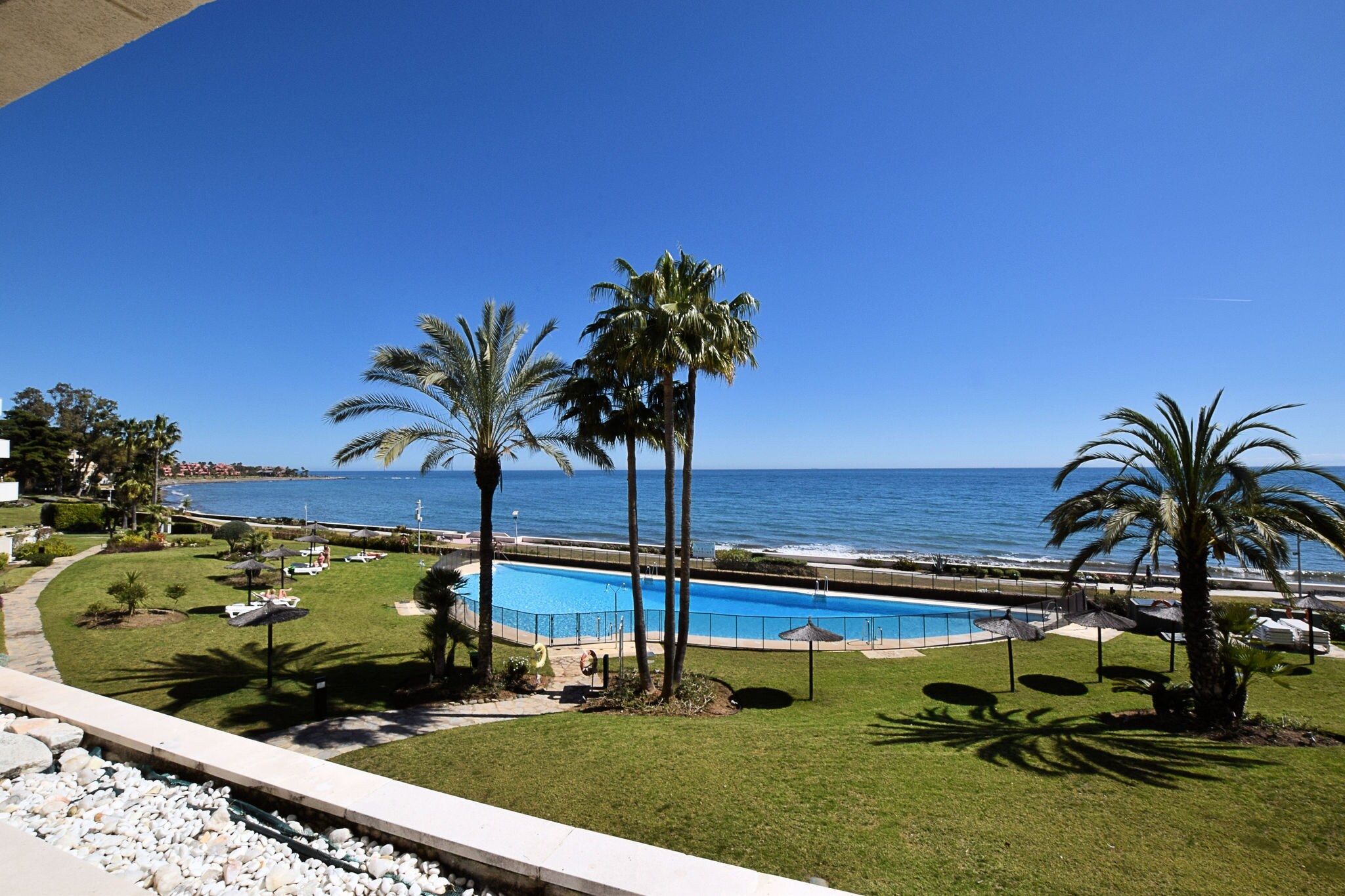 Beautiful apartment by the sea with spacious terrace near Estepona