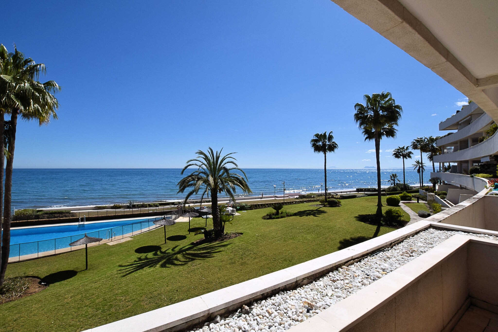 Mooi appartement aan zee met ruim terras vlakbij Estepona