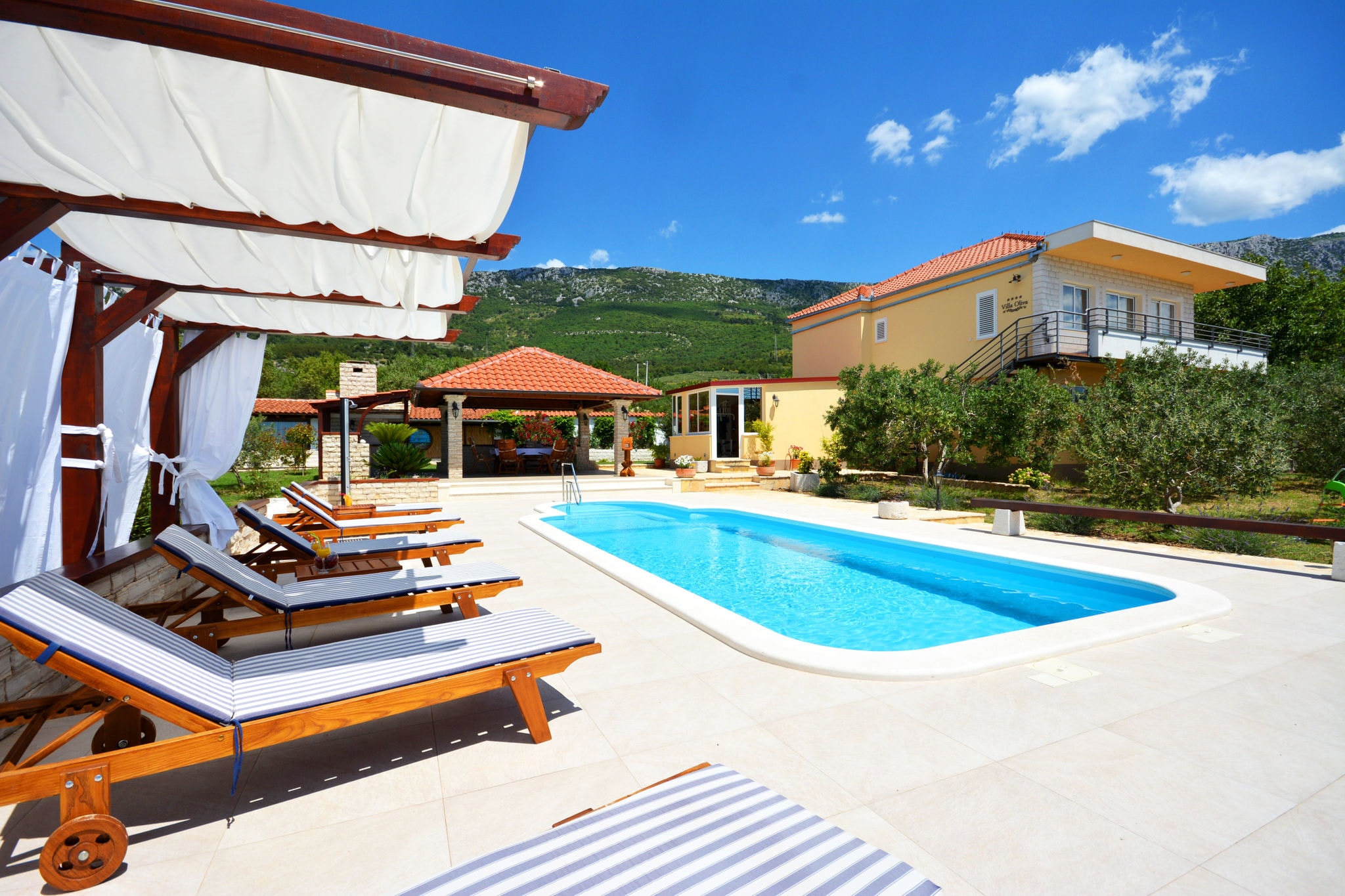 Vrijstaande villa in Kaštel Lukšic met zwembad