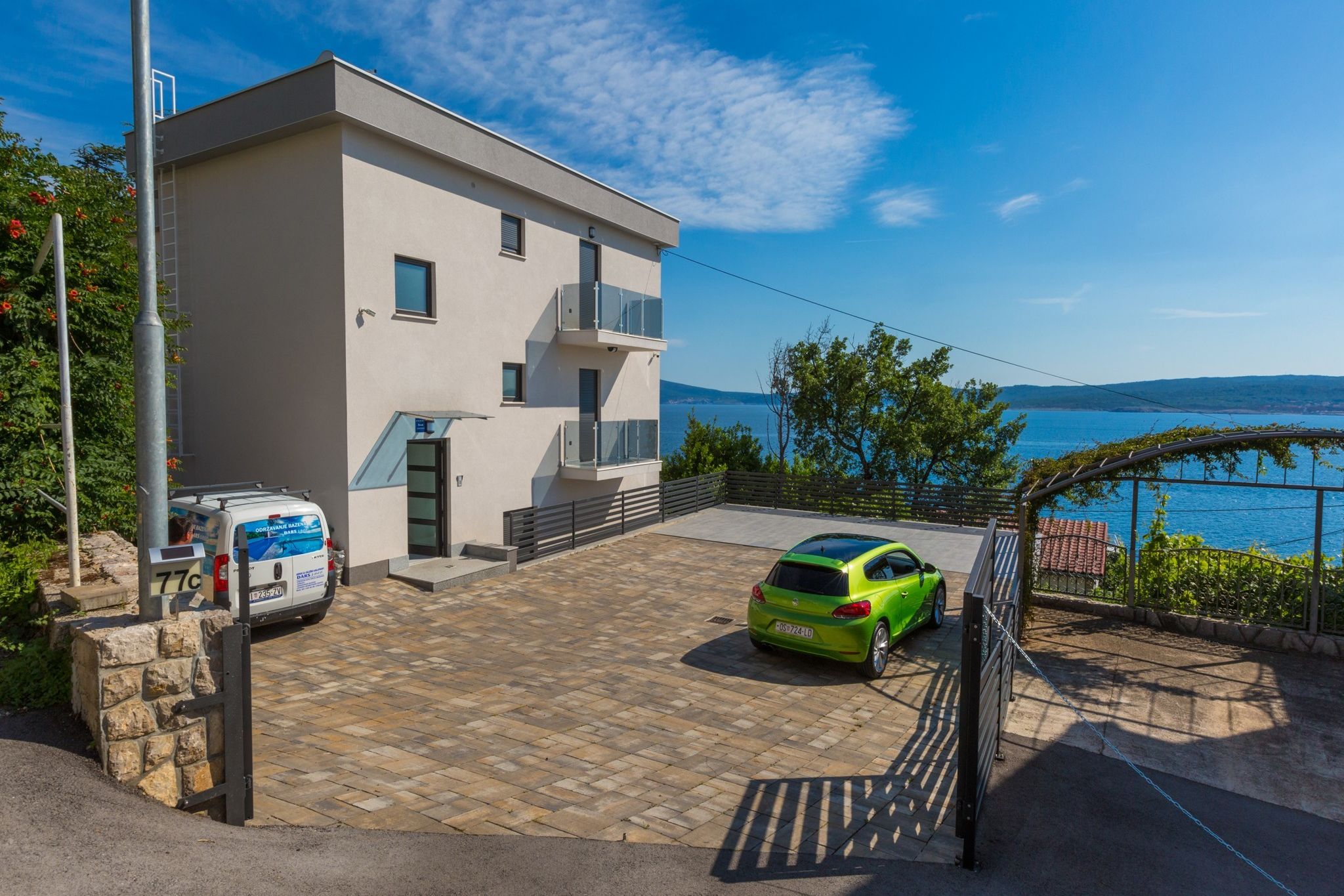 Modern huis met privé zwembad en terras met uitzicht op zee!