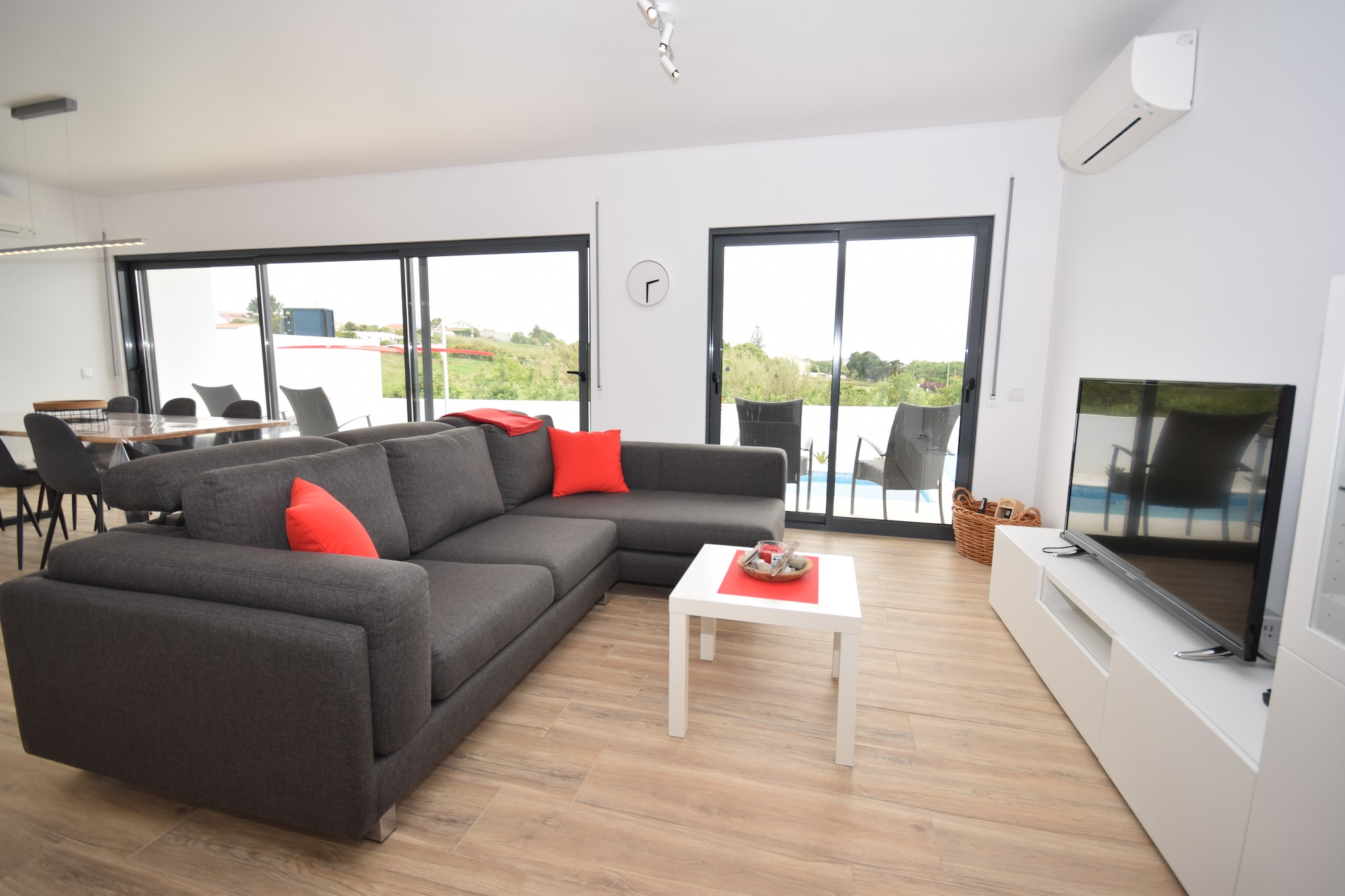 Take a break from the city life and de-stress in the outskirts of Caldas da Rainha. This 3-bedroom villa has a private swimming pool to cool off on a hot summer day and an air conditioning facility for comfort. It is a great choice for a group of 6 or families with children, who wish to stay near the beach._x000D_
_x000D_
Rejuvenating thermal baths are available in the center of Caldas da Rainha at 3 km. Spend a day relaxing in one of the beautiful beaches nearby. The bay of São Martinho do Porto at 11 km and at Nazaré at 30 km also has wonderful beaches. You can visit Sintra or explore the city of Lisbon. Restaurants are at 300 m and supermarket is at 3 km._x000D_
_x000D_
The villa has a furnished terrace with barbecue to enjoy the lovely evenings in the tranquil surroundings. The bedrooms have balconies with great views. Kids have a children's bed and high chair for comfort. You can relax on the sun loungers in the afternoon and watch TV at night._x000D_
_x000D_
Check-in between 4 - 8 PM and check-out between 9 - 10 AM.