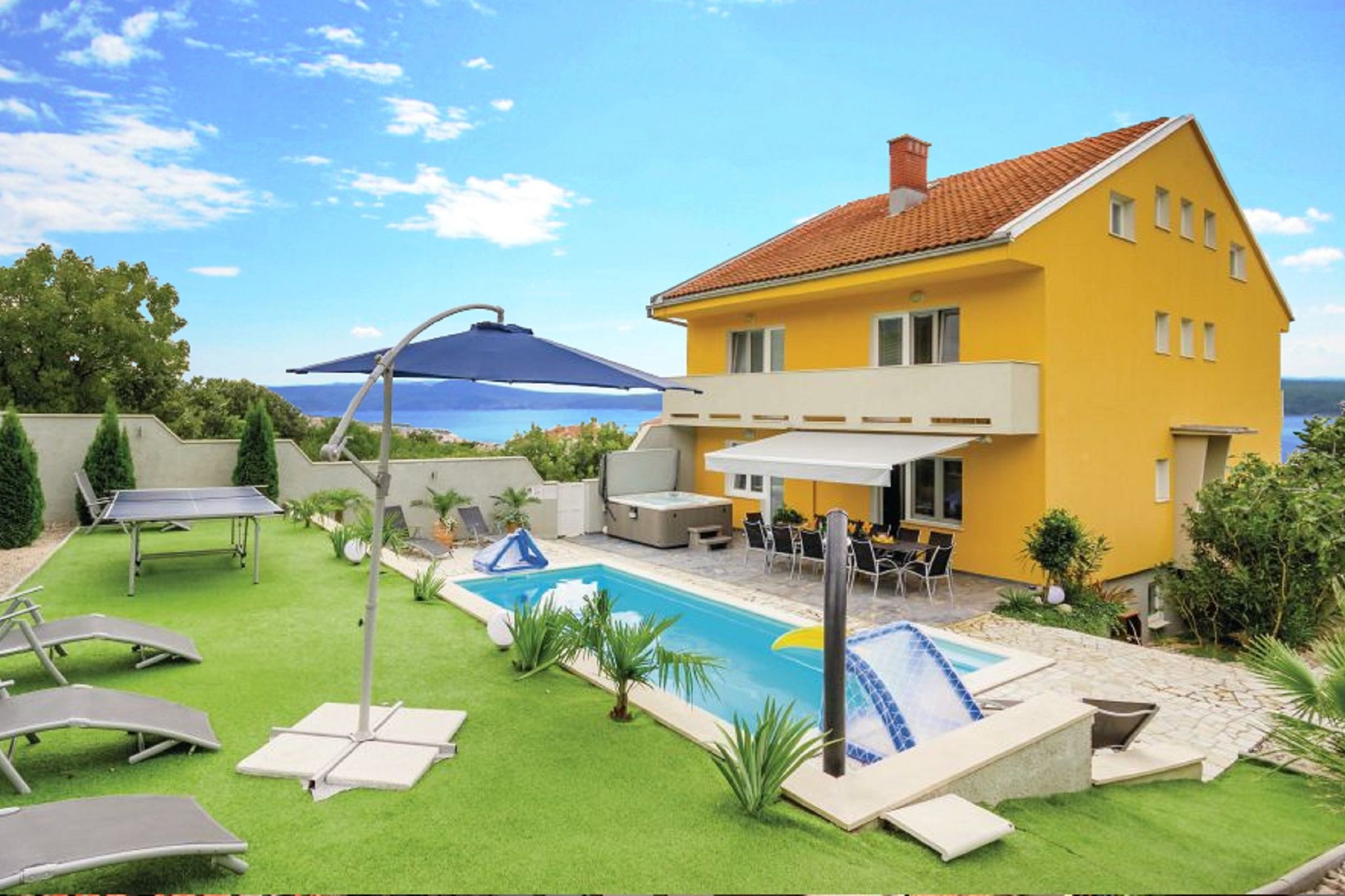 Ruime villa in Crikvenica Kvarner met zwembad en bubbelbad