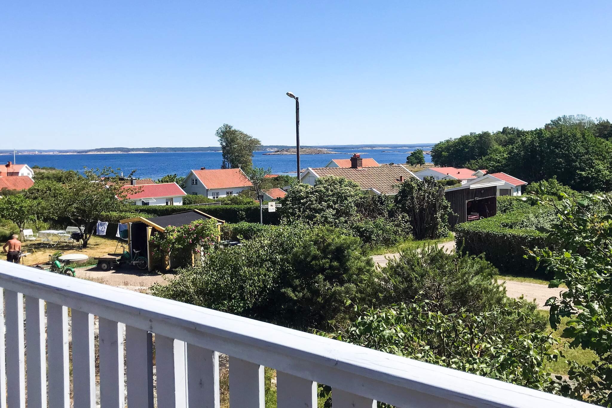 On the island of Nordkoster you'll find this nice house with a gorgeous ocean view and several lovely terraces. On the islands of Kosteröarna walking and bicycling is the preferred means of transportation. There's also a ferry line close by, making it easy to hop between the islands in the archipelago. The house consists of an open floor plan and two lovely bedrooms. There's a lawn in front of the house perfect for play and games, and just behind the house you have the beautiful and untouched nature.