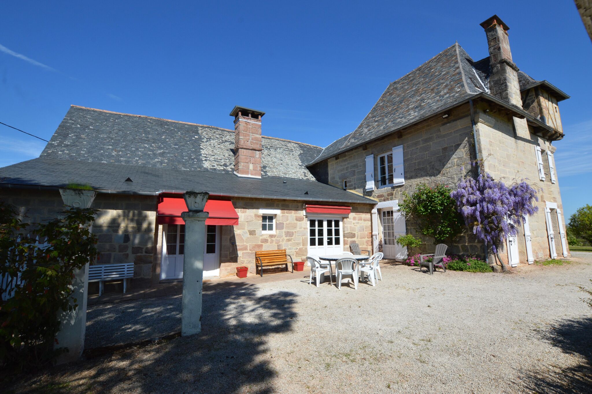 Gemütliches Ferienhaus in Brignac-la-Plaine mit Privatgarten