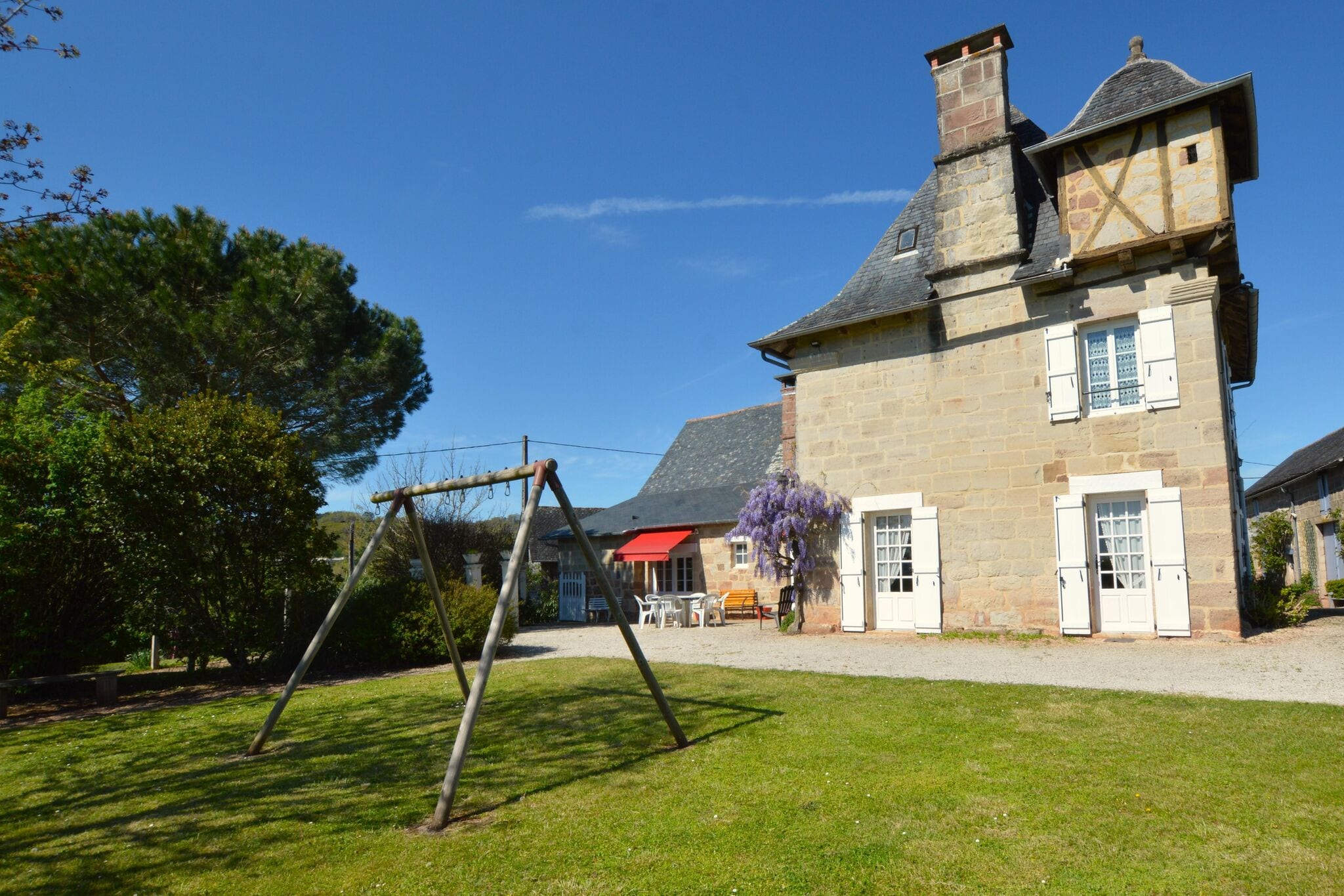 Gemütliches Ferienhaus in Brignac-la-Plaine mit Privatgarten