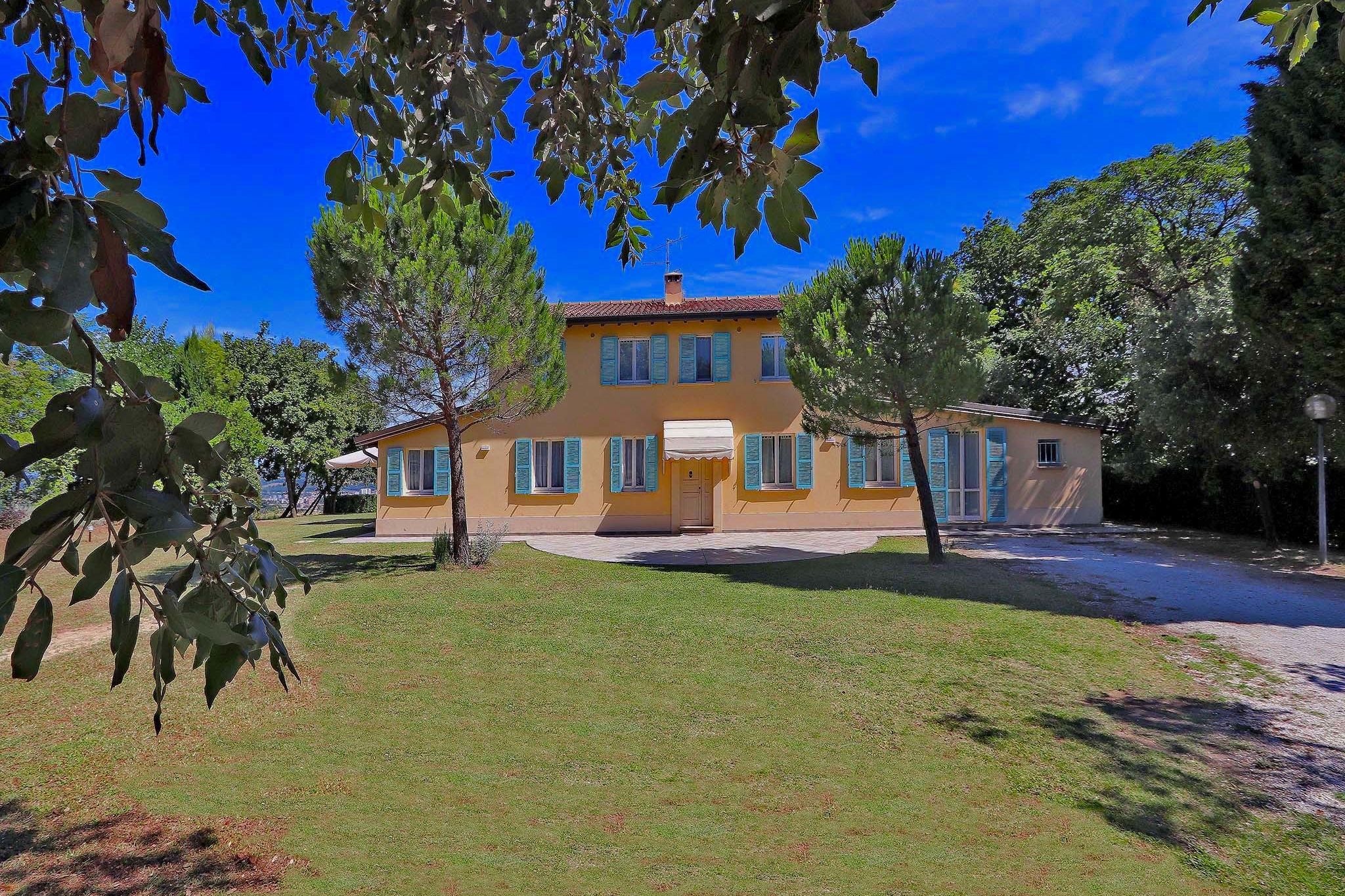 Villa avec vue sur la mer depuis le jardin près de Pesaro