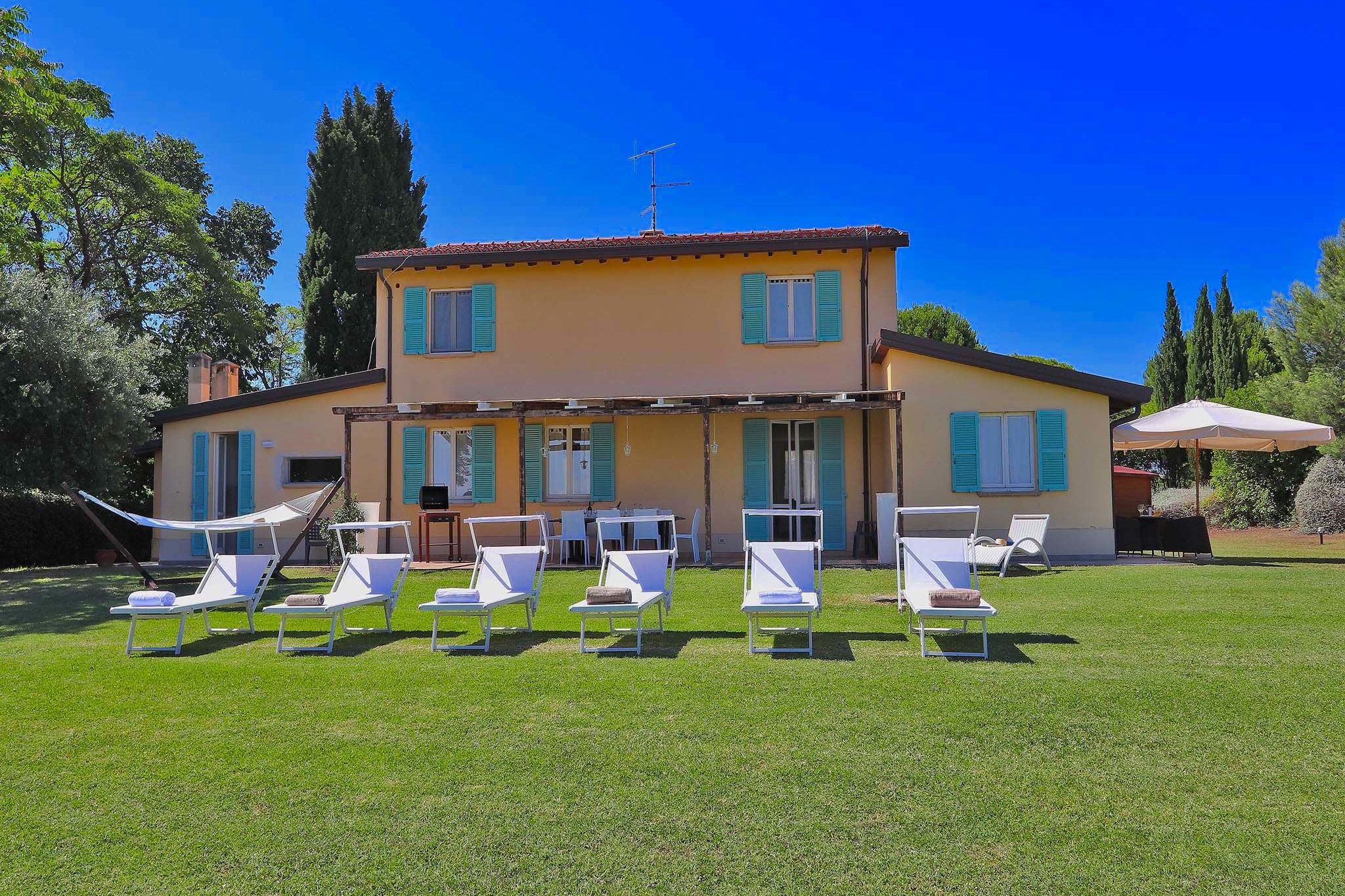 Moderne Villa mit Meerblick vom grünen Garten bei Pesaro