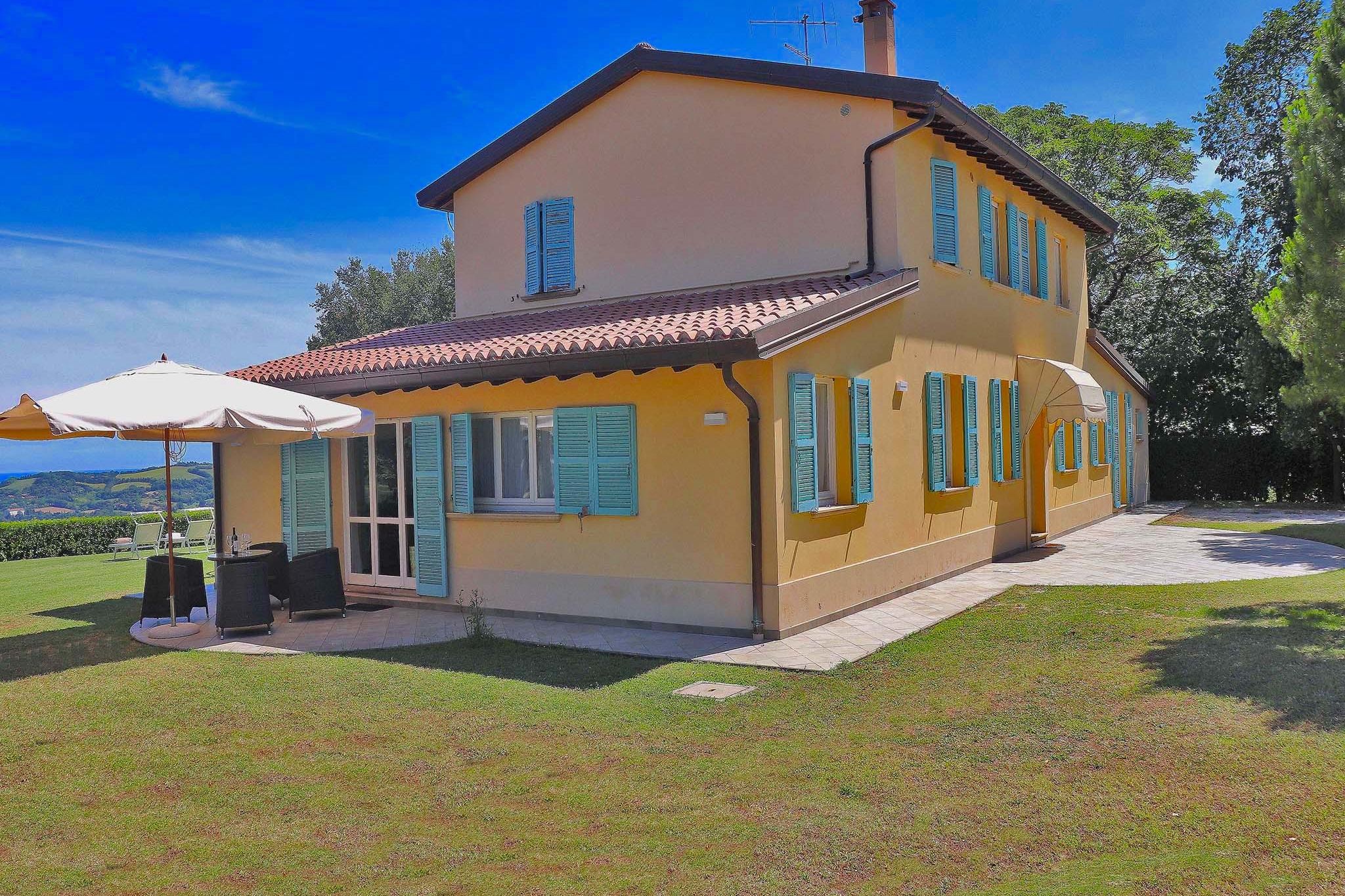 Moderne Villa mit Meerblick vom grünen Garten bei Pesaro