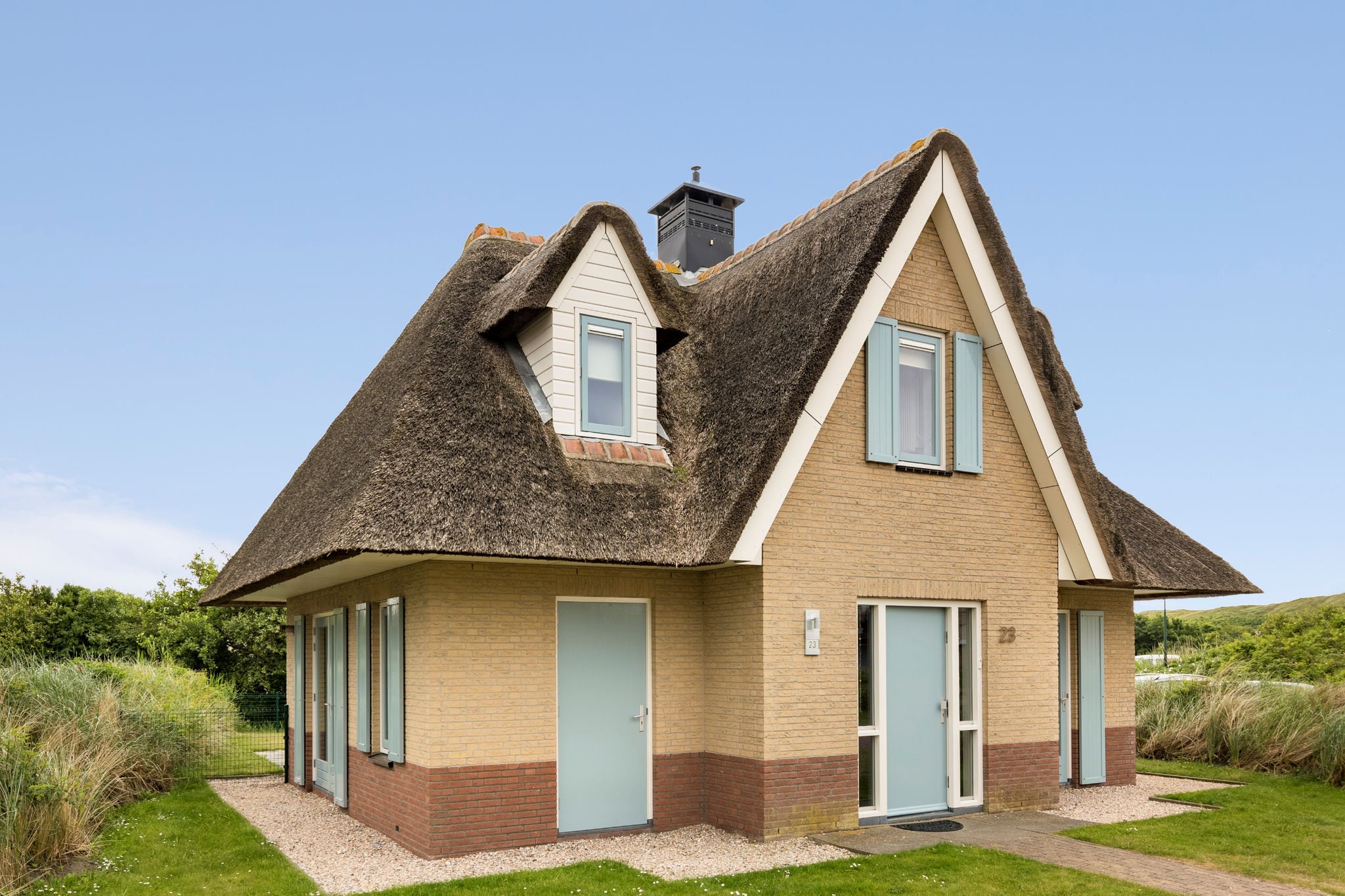 Thatched, restyled villa located in Julianadorp near the sea