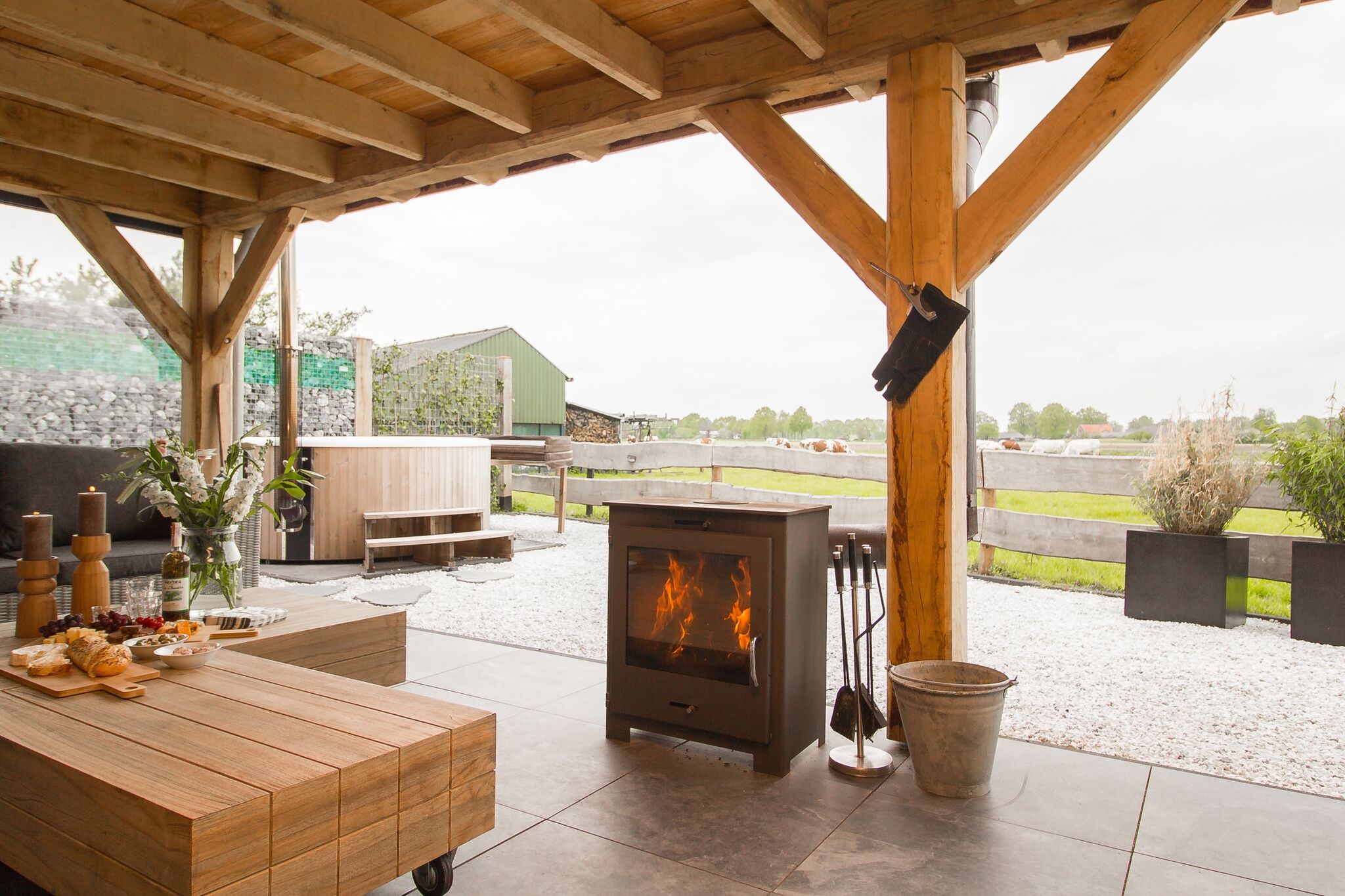 Fantastisch uitzicht in vakantieboerderij met hottub & sauna in Holten