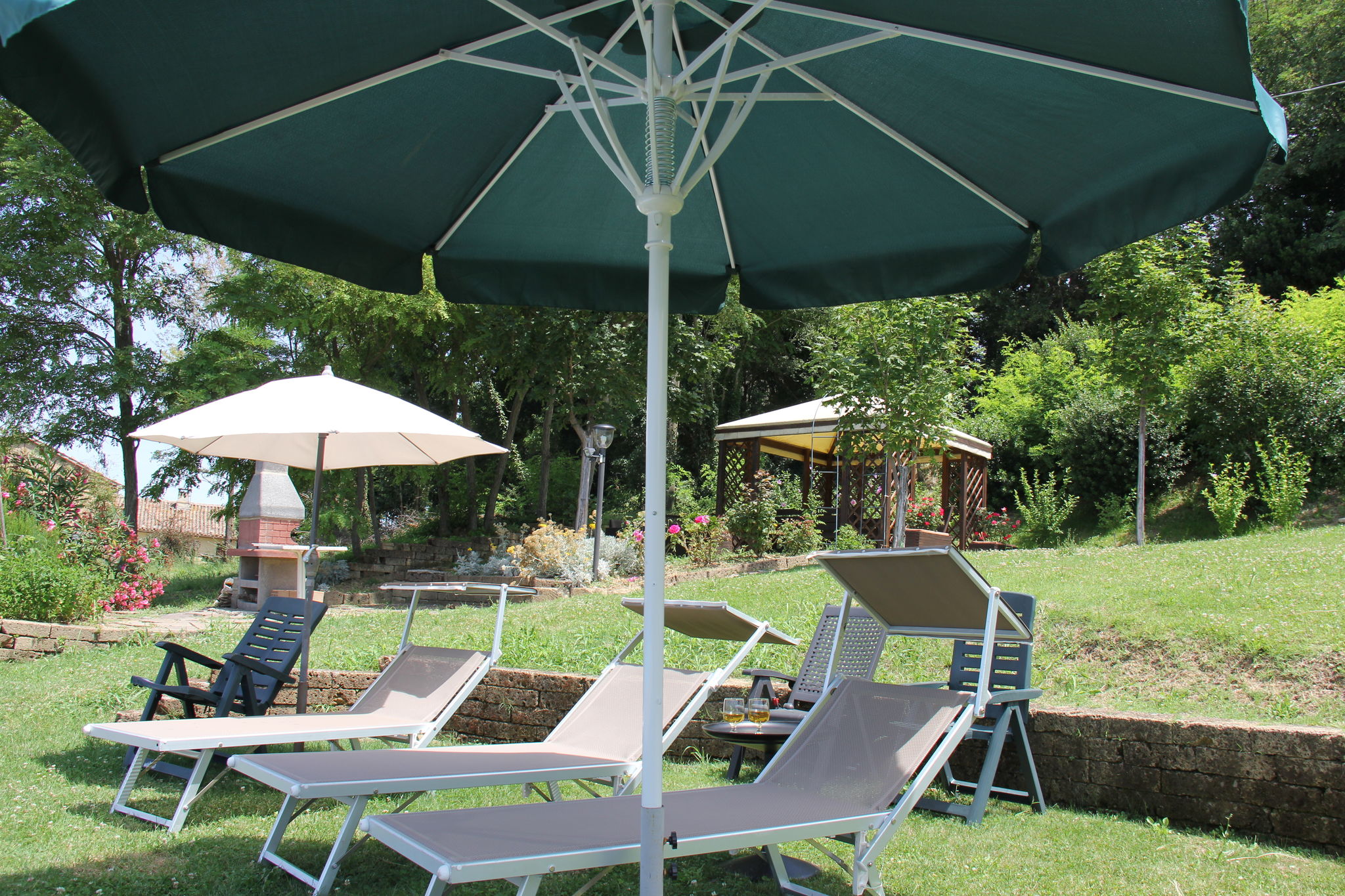 Mooi vakantiehuis in Piticchio met een zwembad en tuin