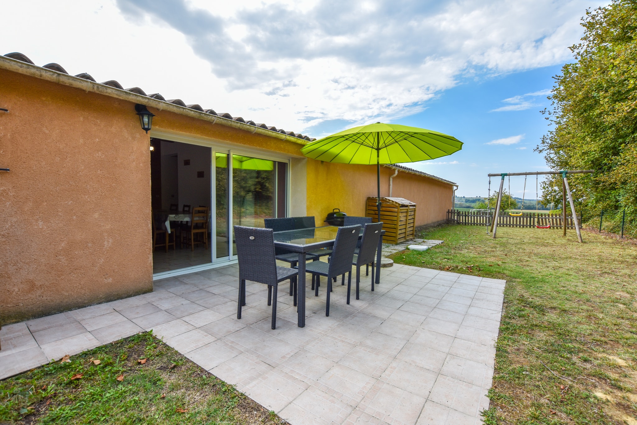 Gîte avec piscine privée belles vues-Außenbereich Sommer