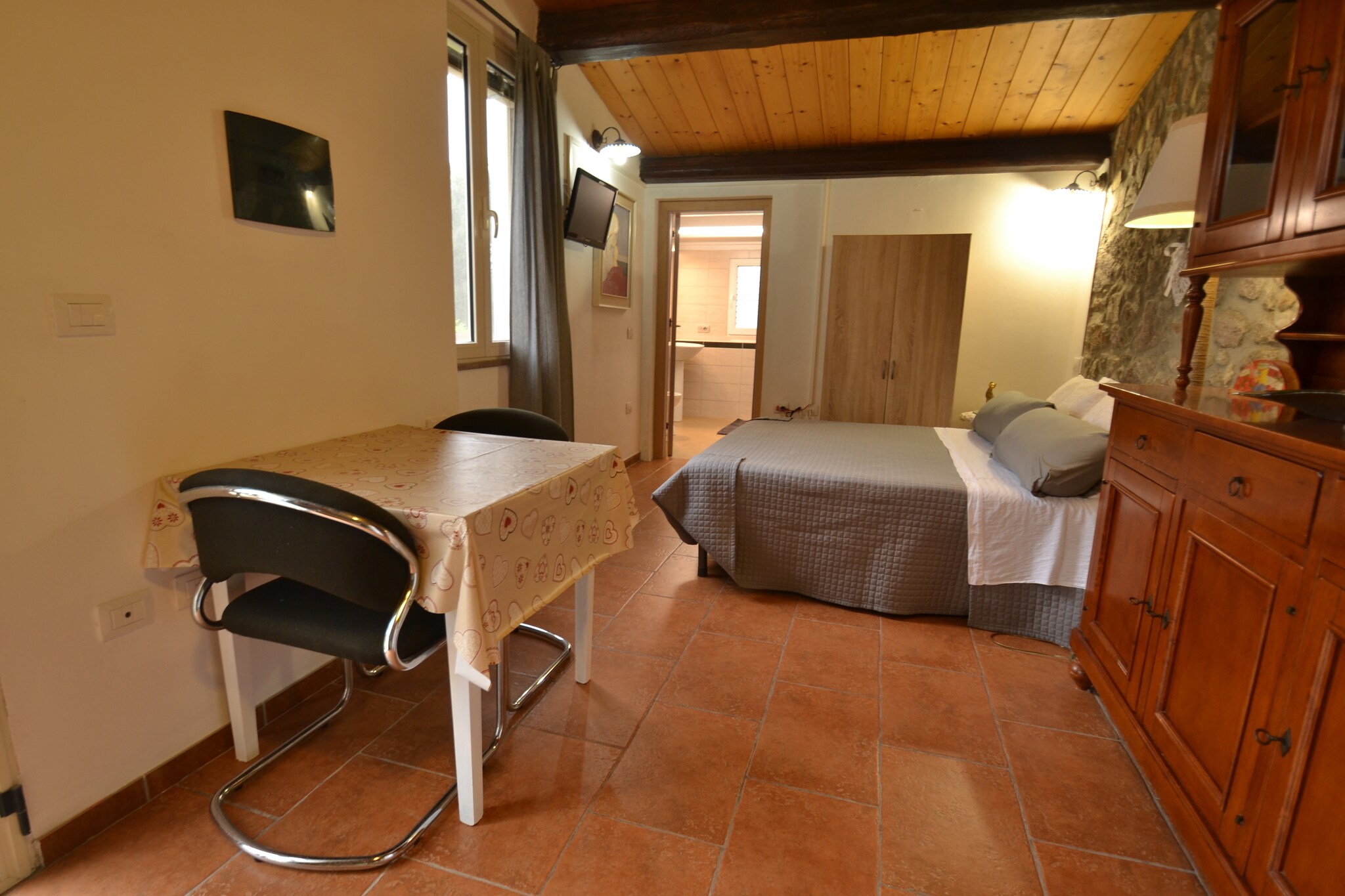 Ground floor: (open kitchen(cooker, coffee machine, oven, fridge-freezer), Living/bed room(double bed, TV, dining table), bathroom(shower, washbasin, toilet, bidet, washing machine), veranda, wood cooker)\n\nshower(outside), heating, air conditioning, garden, garden furniture, sun loungers, BBQ(shared with the owner ), parking