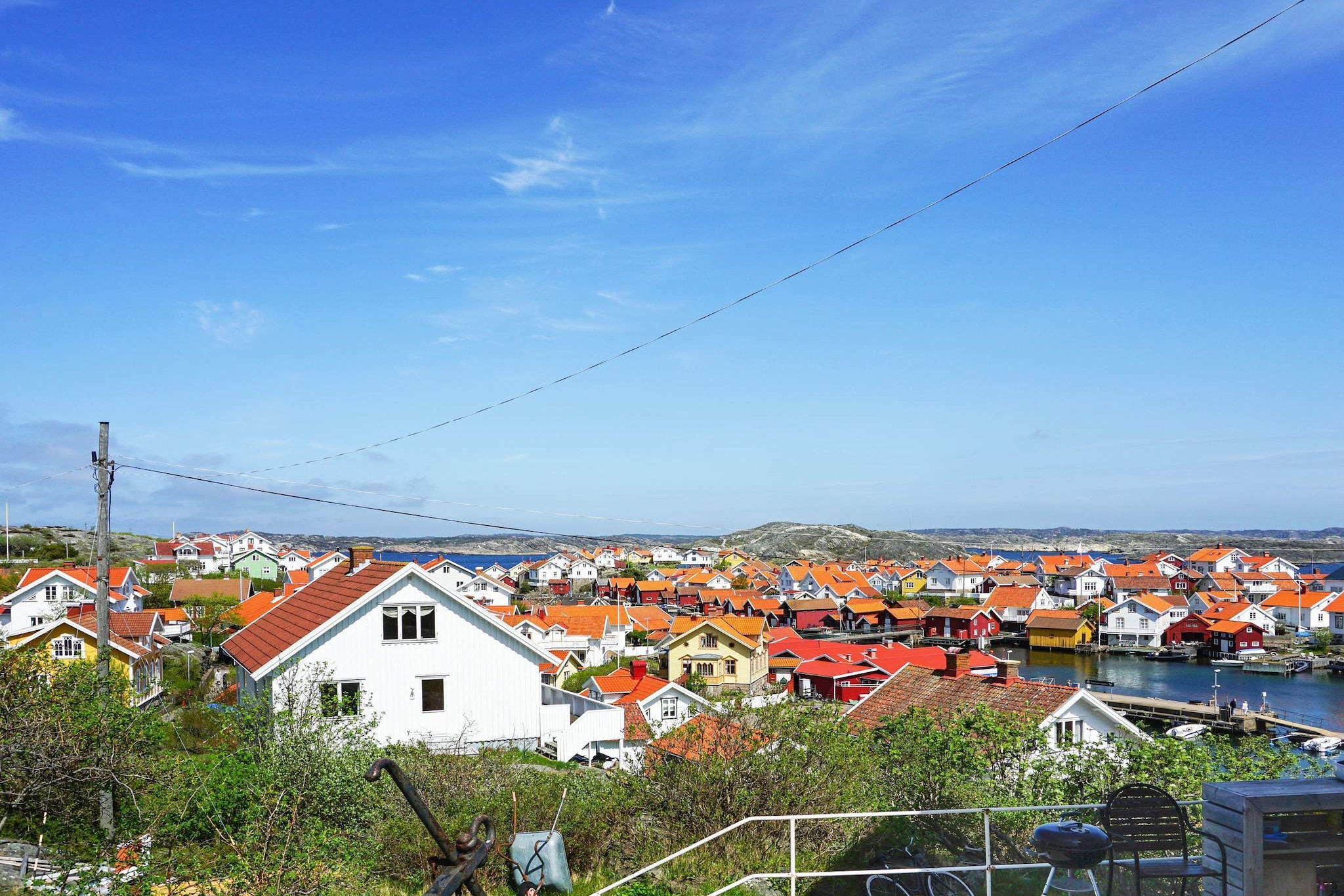 Small and cozy house on the beautiful island of Gullholmen. Wonderful terrace with ocean views. The beach is close by, and you have plenty of possibility of fishing all around the island. There's a lovely nature park only 200 m from the house, with fantastic native plants and wildlife. No cars are allowed on the island, and you'll reach Gullholmen by a ferry boat from Tuvesvik. You share a lawn with house #64842, which may also be rented if you are a larger group of people vacationing together.