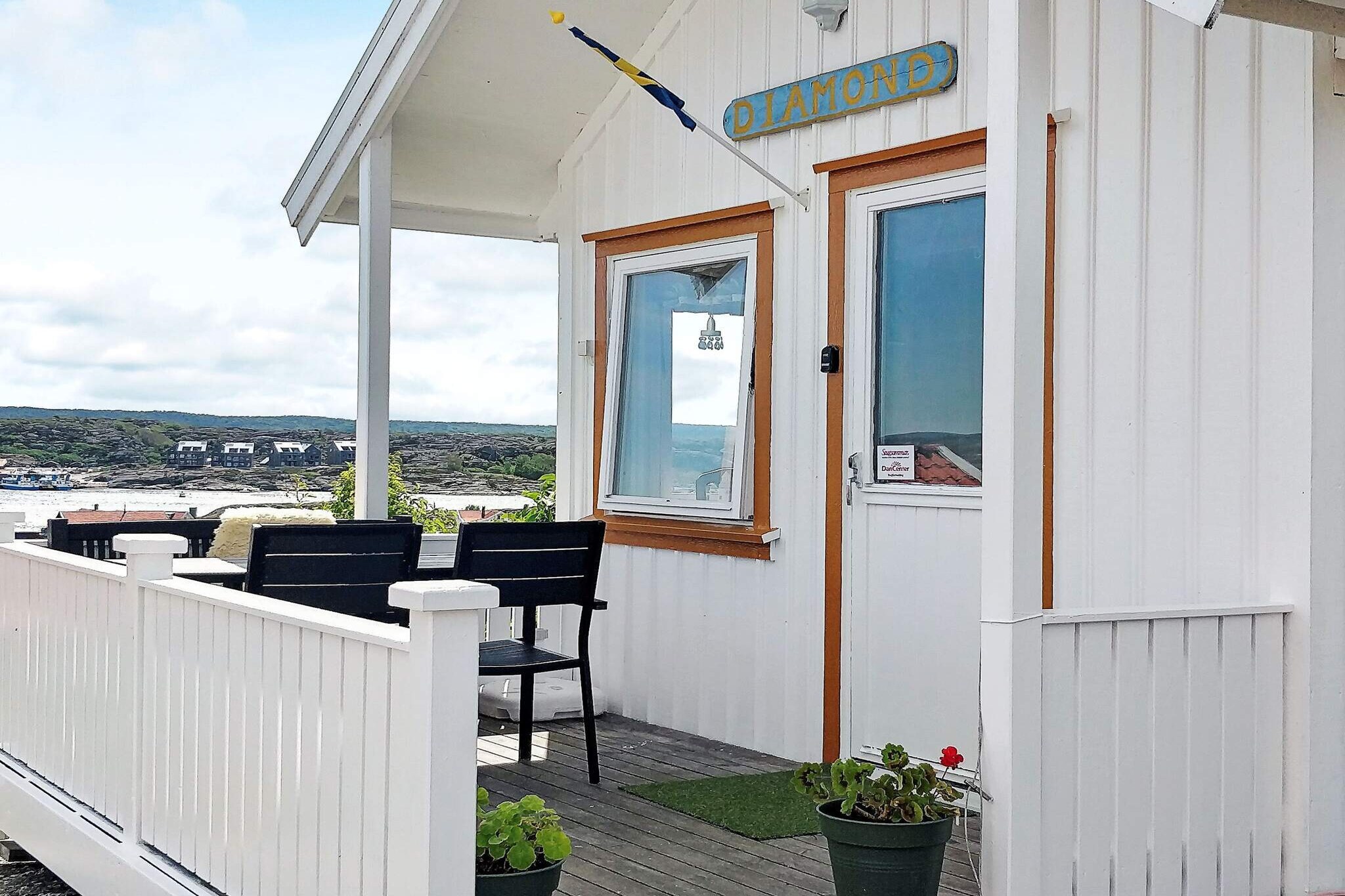 High up on Gullholmen Island you'll find this cozy house. The island provides plenty of swimming and fishing possibilities all over. There's an amazing terrace with ocean views. No cars are allowed on the island, and you'll reach Gullholmen by a ferry boat from Tuvesvik. Just a few minutes from the house you'll find a wonderful nature park with plenty of native plants and animals. There's another house on the plot, and if you are a a larger group of people vacationing together you may rent house #64841.