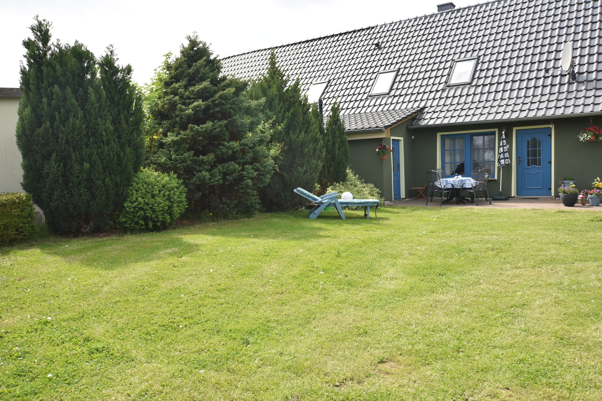 Attic: (open kitchen(hob, electric kettle, toaster, hood, coffee machine, dishwasher, fridge-freezer), Living/diningroom(TV, seating area, radio), bedroom(2x single bed), bedroom(double king size bed), bathroom(shower, toilet))\n\nterrace, garden, garden furniture, BBQ, parking, table tennis table