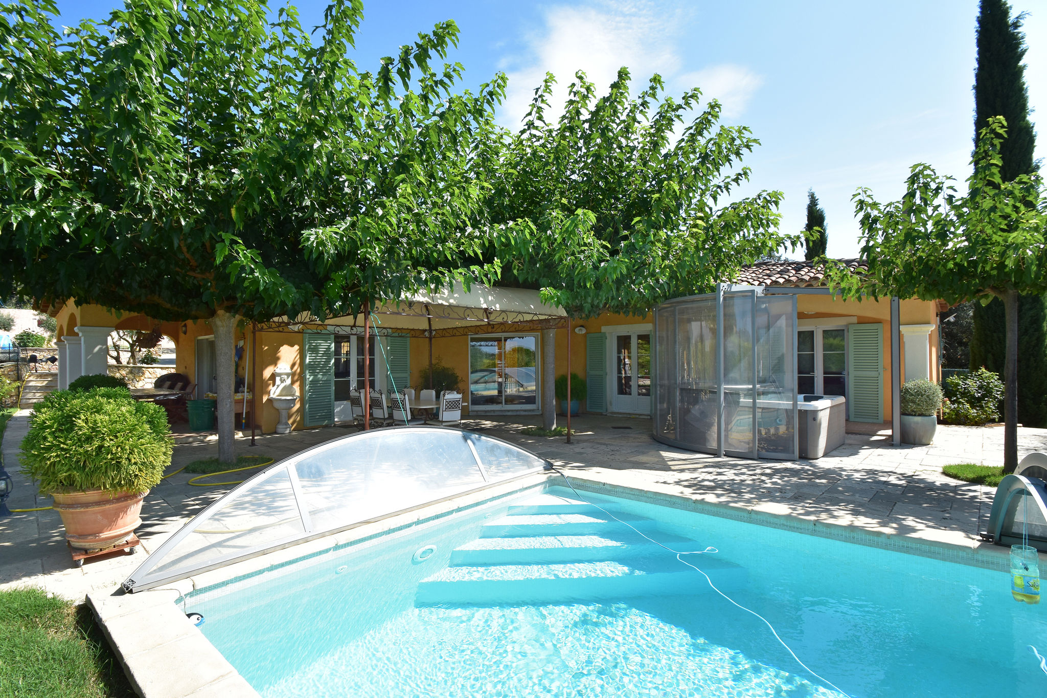 Luxe villa in Régusse met een privézwembad