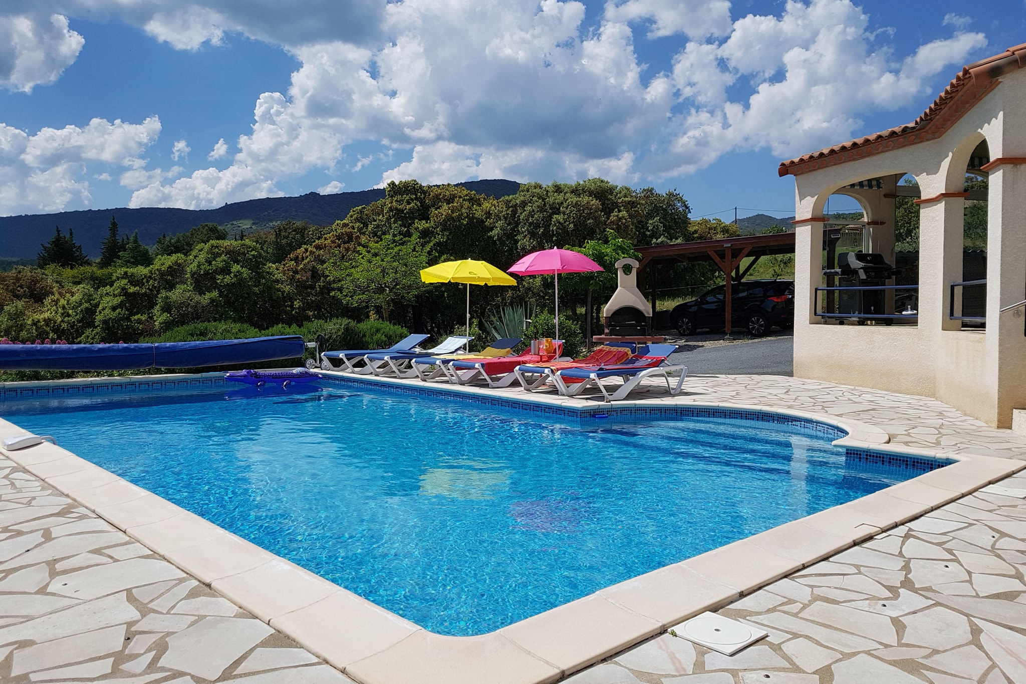 Air-conditioned villa with heated pool, guesthouse and stunning views