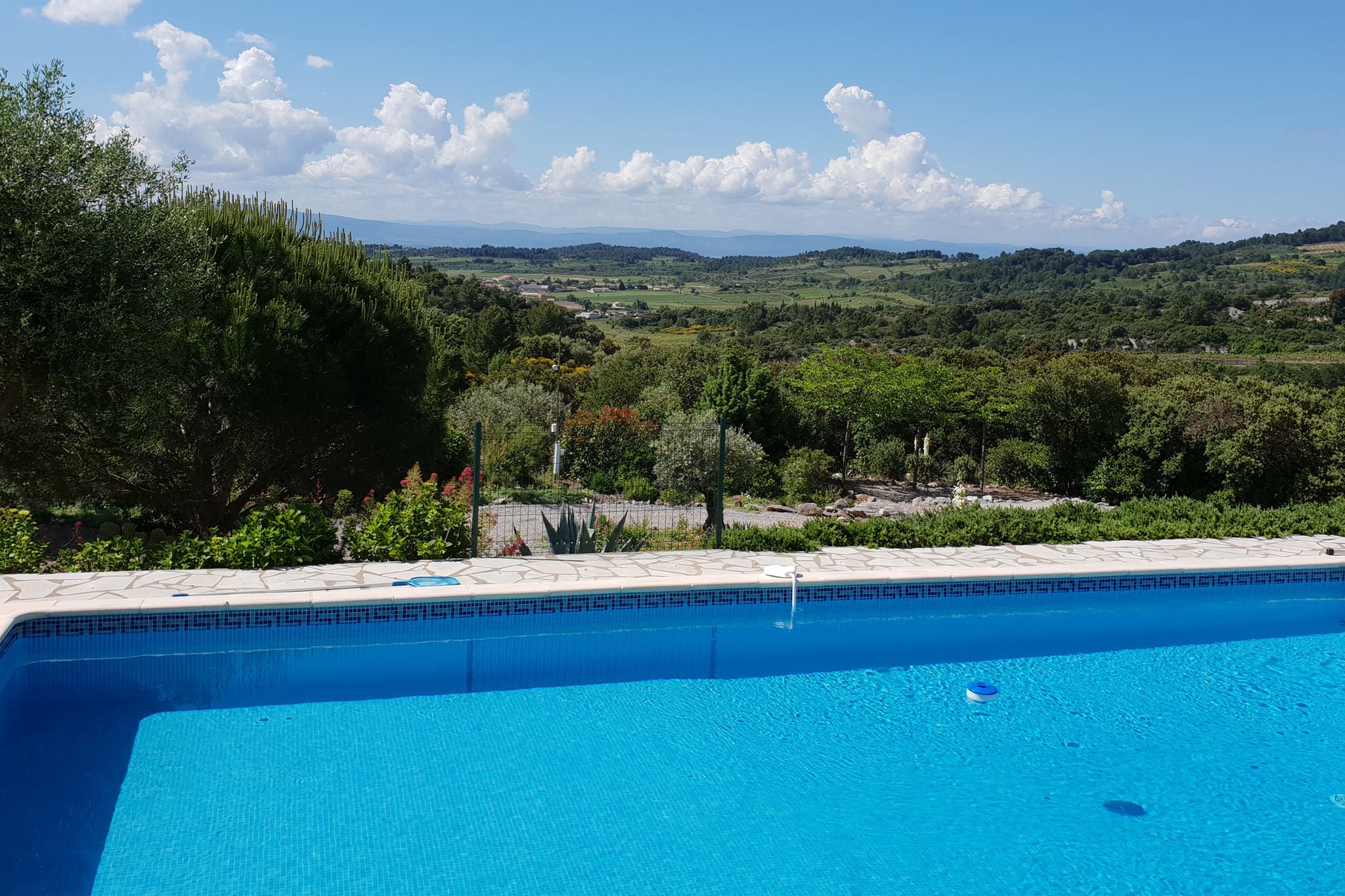 Air-conditioned villa with heated pool, guesthouse and stunning views