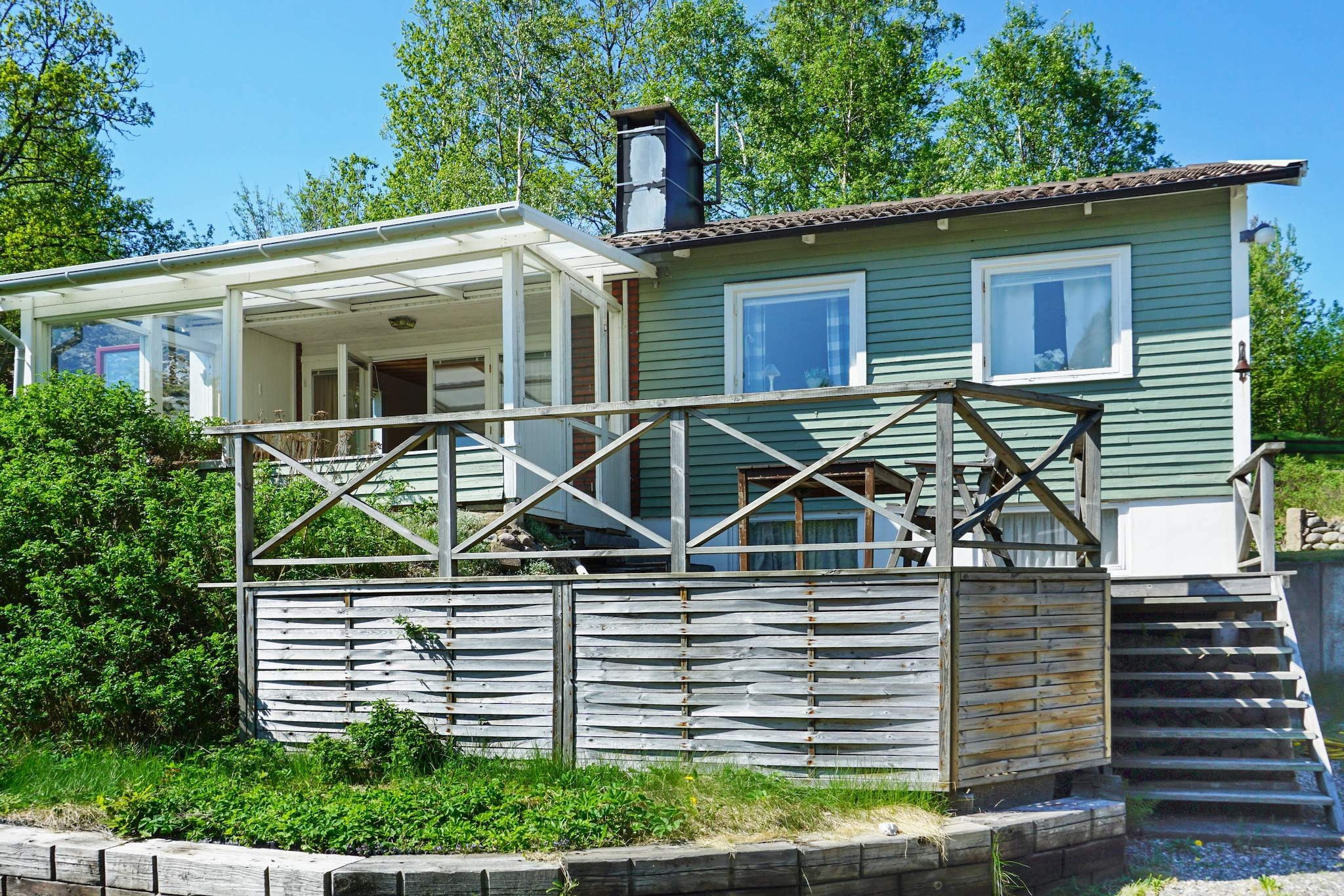The 5 km drive from Munkedal down to charming GÃ¥rvik on the coast is enchanting in itself! The small, winding road leads past meadows and fields, ending at Gullmarsfjord with its child-friendly beach. This vacation home is located on a hill, with woods, coastline, bathing jetty, and small harbor within a radius of only about 100 m. The bright and cozy vacation home has a partially glazed veranda with a brick fireplace. There is also an open fireplace in the adjoining living area. Bright kitchen with small dining area. There are two bedrooms in the house. The toilet and shower room are separate. There is also a washing machine in the basement of the house. Outside, there is additional seating on the open part of the terrace. Enjoy this holiday oasis close to attractions such as SmÃ¶gen, Lysekil, Nordens Ark, Torp KÃ¶pcentrum, and the Laxbutiken fish shop in Ljungskile. Only about an hour's drive further south is the port city of Gothenburg with the Liseberg amusement park and numerous sights and good shopping opportunities. Here in GÃ¥rvik, you can live in the perfect location, in the countryside yet close to the coast and many excursion destinations!