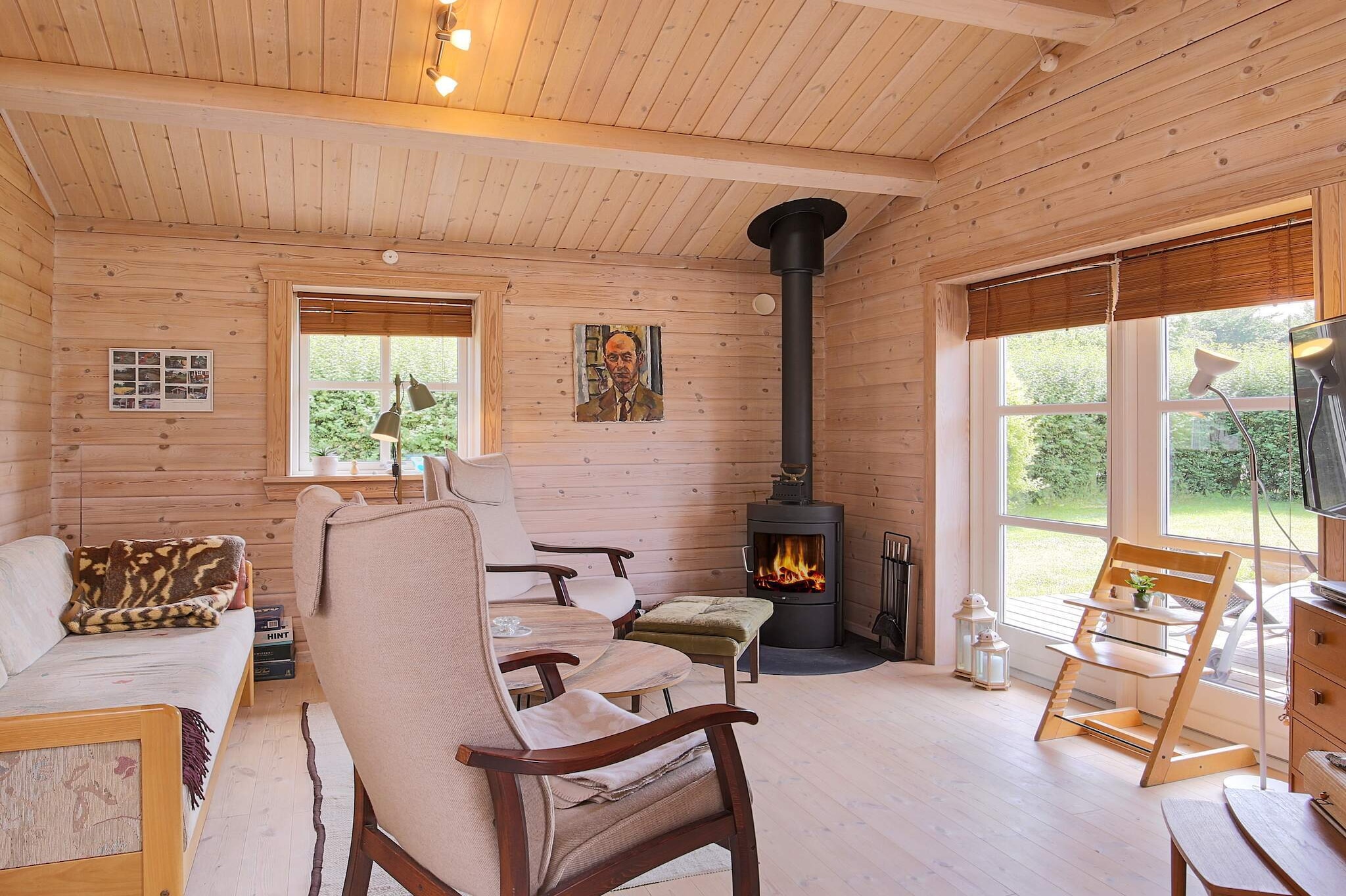 At Havnsø Strand, close to the sea, you will find this cottage with two good bedrooms and a good loft, nice bathroom and good, combined kitchen and family room. Good terraces and a small gate from the garden leading out to the path directly to the sea. The cottage also has an outdoor pool. There is a detachable fence up to no. 12, which is also rented out at DanCenter (house no. 65872).
A refundable deposit might be charged closer to your check-in date. This deposit covers utilities consumed during your stay and any additional services that may be taken. The final amount will be adjusted based on actual meter readings, actual usage of extra services, and any remaining balance will be refunded within 21 days after checkout.