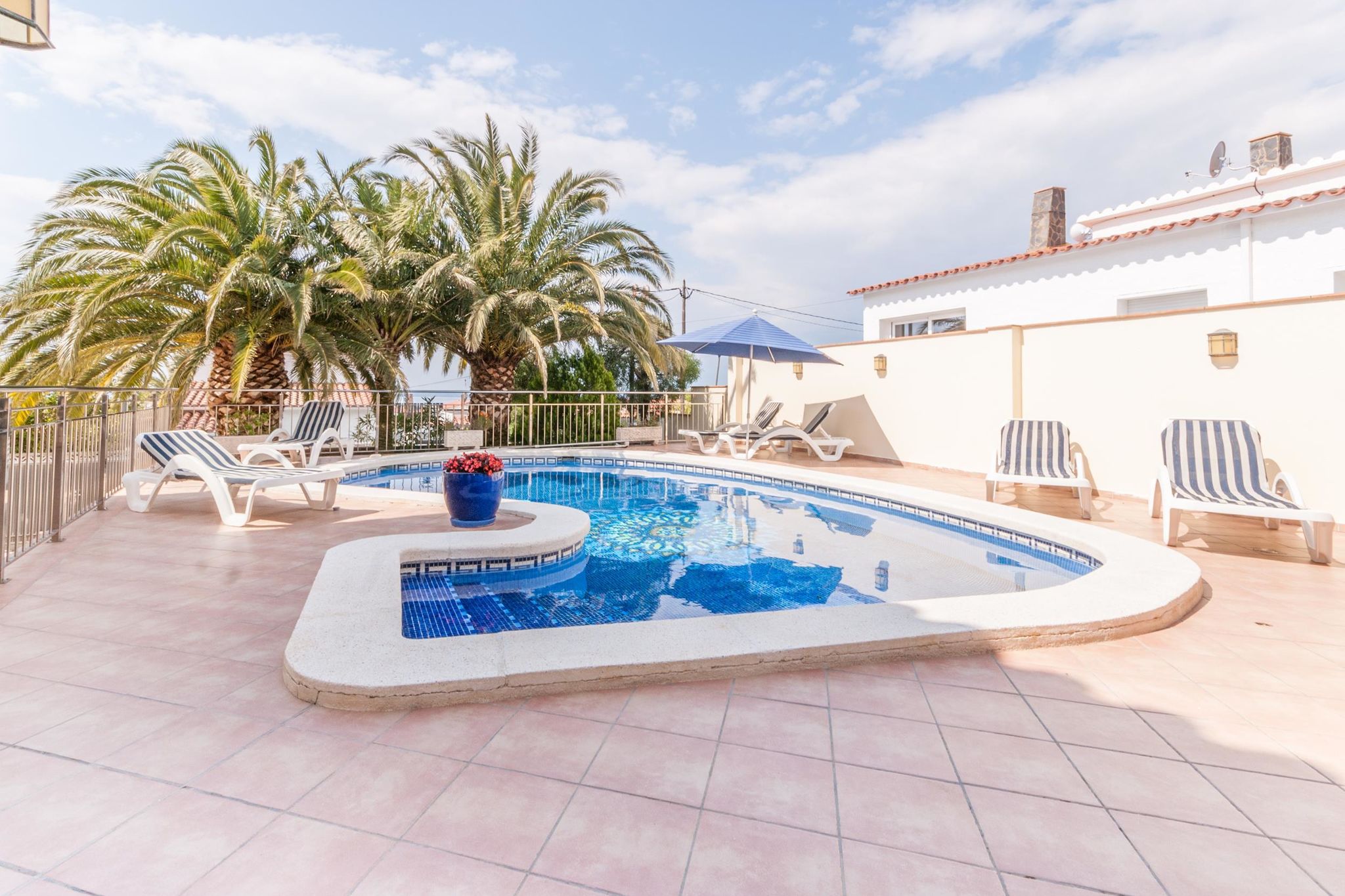 Fantastic large holiday home with pool for 8 people in Rosas